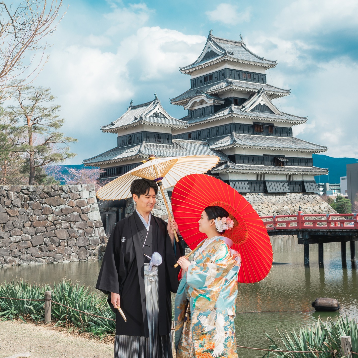 長野県松本市の中心に佇む国宝松本城のフォトウェディングをプロデュースしております🏯
衣装・ヘアメイクから写真撮影がセットになったお得なプランご用意。フォトウェディングや前撮りなど、最高の写真になるように私たちがお手伝いします✨
ご予約・お問い合わせは下記のお電話番号、もしくはプロフィール欄より公式サイトへどうぞ!
お電話📞
0266-22-3121
山田写真館公式サイト🛜
https://yamadastudio-photo.com
山田写真館のアカウントはこちら👇
@yamadaphotostudio
諏訪結びのアカウントはこちら👇
@suwamusubi
#フォトウエディング#weddingphotography#松本城 #和装フォト#matsumoto #松本結び#写真好きの人と繋がりたい#Photo #岡谷 #塩尻 #岡谷写真館 #長野 #松本ブライダル#松本和装前撮り#フォトスタジオ#色打掛 #袴 #ロケーションフォト#記念 #記念撮影 #信州 #しあわせ信州 #yamadaphotostudio #山田写真館