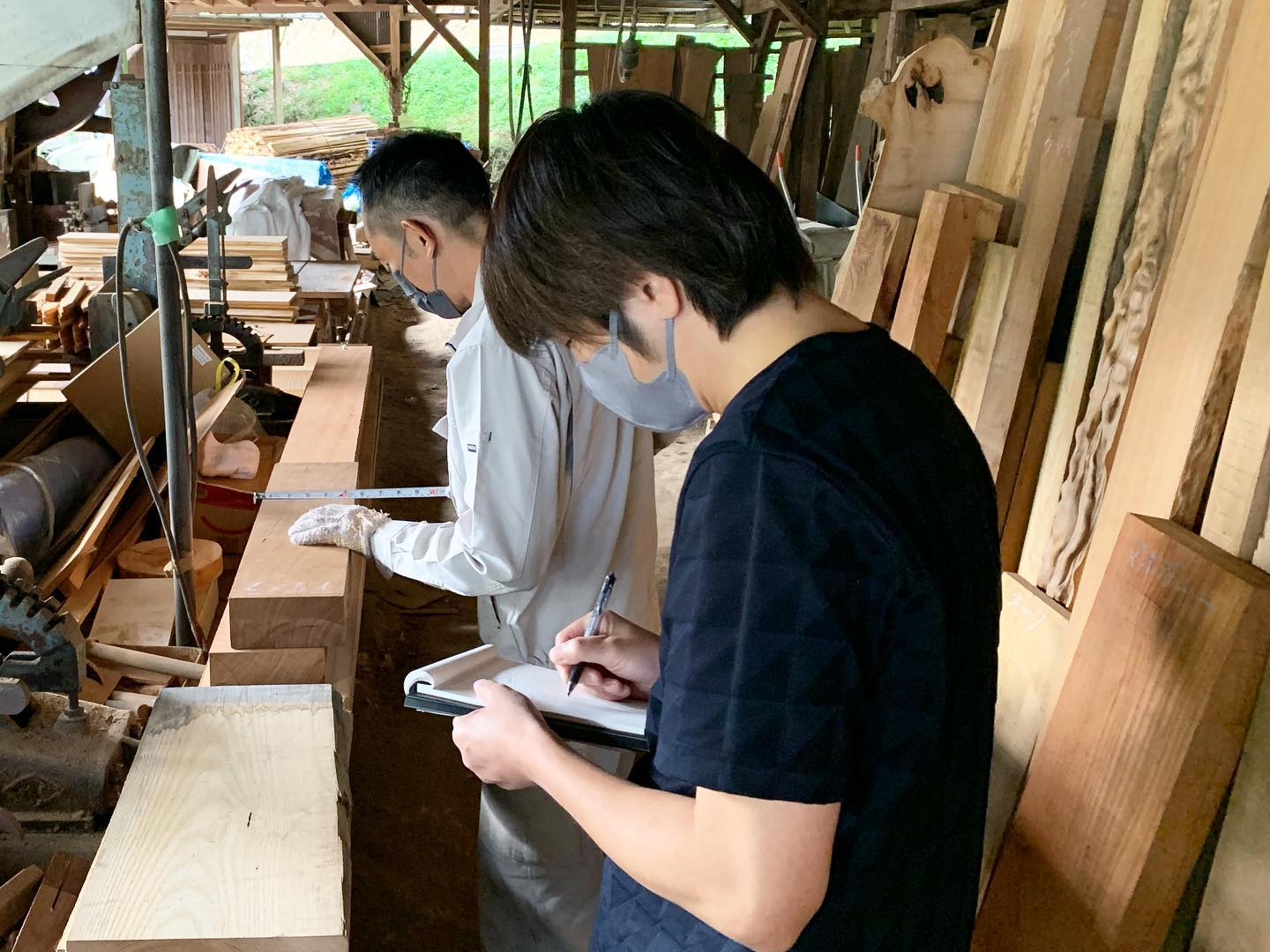 店舗の棚を作るのに、最高の製材所に出逢えました!<br>向井製材株式会社の向井さんの木材知識が凄くて感銘を受けました!<br>カイヅカイブキのお話もとても興味深く、ついつい長居してしまうほど向井さんの木のお話にはワクワクできました!<br>長い時間ありがとうございました!<br>#雑貨 #フラワーアレンジメント #アーティフィシャル #ワークショップ #ペンギンノウズ #PenguinKnows #大阪 #箕面 #osaka #mino