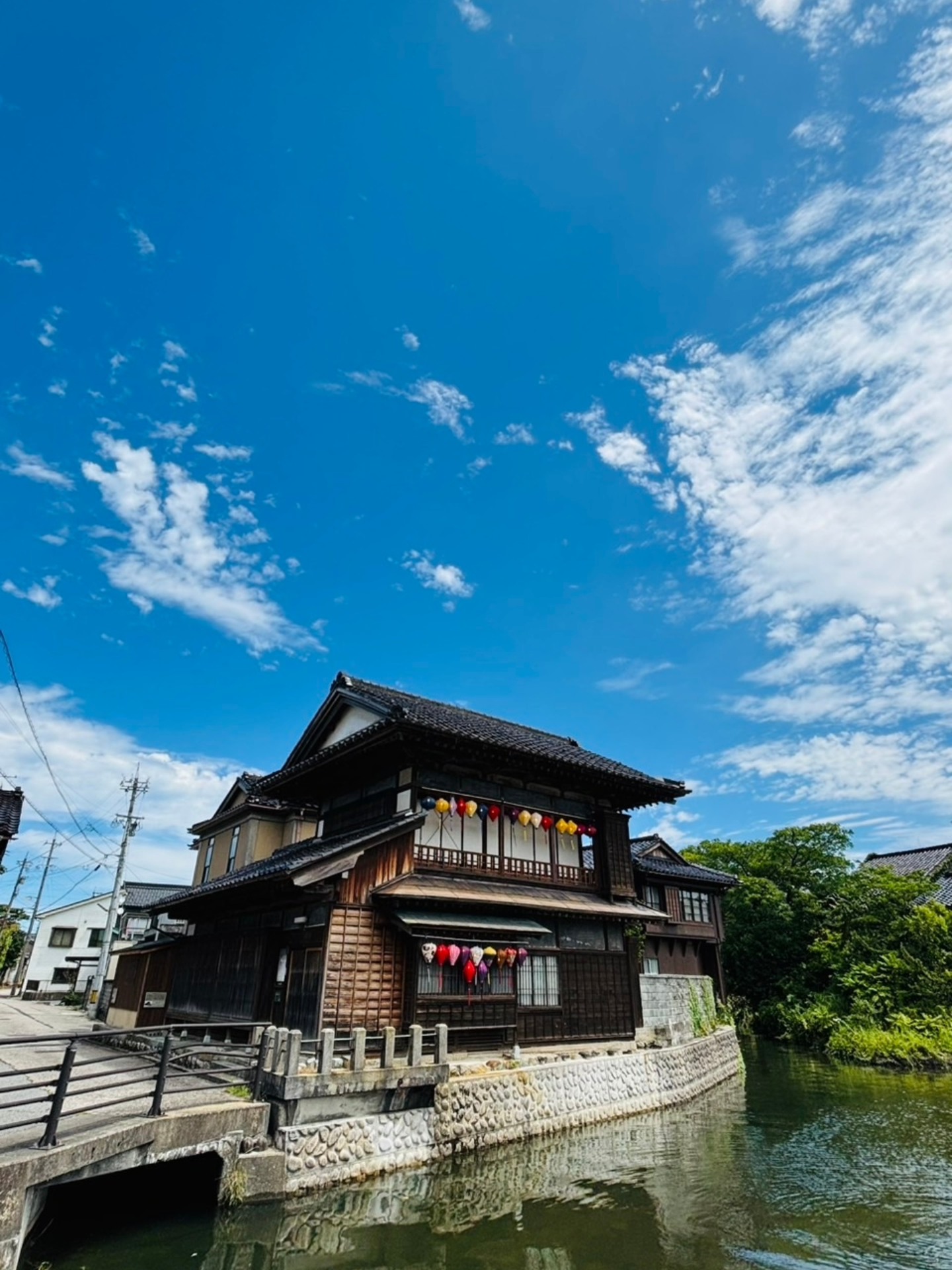 *
なめりかわランタンまつりwithベトナム航空2025
1日目にご来場いただいた皆さま、
本当にありがとうございました
明日は雨予報のため廣野家の展示は中止の予定ですが
瀬羽町通りにはその日、その時間にしか
見られない表情がございますので
引き続き楽しんでいただけましたら幸いです
2日目もどうぞよろしくお願いいたします
#ランタンまつり
#なめりかわベトナムランタンまつり
#なめりかわランタンまつりwithベトナム航空2025
#滑川市 #ベトナム航空