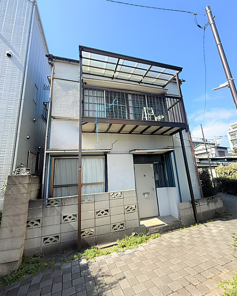 House for Sale – Adachi, Tokyo
Price
JPY 9,800,000 (Approx. USD 65,000)
Property Overview
Location
Chuo Honcho 4-Chome, Adachi-ku, Tokyo
Access
Umejima Station (Tobu Skytree Line) – 17 min walk
Gotanno Station (Tobu Skytree Line) – 18 min walk
Property Details
Property Type
Detached House
Layout
3K
Land Area
32.62 m²
Building Area
42.12 m²
Structure
Wooden, 2-story
Year Built
1971
Important Note
⚠ This property does NOT meet road access requirements, therefore:
Rebuilding is NOT permitted.
(This is why the price is low.)
Condition
Vacant
Immediate viewing available
Renovation required
Investment Potential
After renovation, this property can be used for:
Long-term rental
Monthly rental
Airbnb (subject to local regulations)
Estimated Airbnb Income (After Renovation)
Nightly rate: JPY 18,000 – 22,000
Annual revenue: Approx. JPY 3,000,000 – 3,800,000
(USD 20,000 – 25,000 / year)
One-Stop Support – BESSO TO GO
We provide full service:
Property purchase
Renovation
Airbnb license application
Interior setup
Property management
Guest communication
You can buy property in Japan and operate Airbnb without living in Japan.
Tokyo house for sale – $65,000
Low price entry property in Tokyo.
After renovation, suitable for Airbnb or rental investment.
We provide full support for purchase, renovation, licensing and management in Japan.
Contact us for details.
#asakusa #tokyotokyo #minpaku #akiya #tokyoairbnb #akihabara #ueno