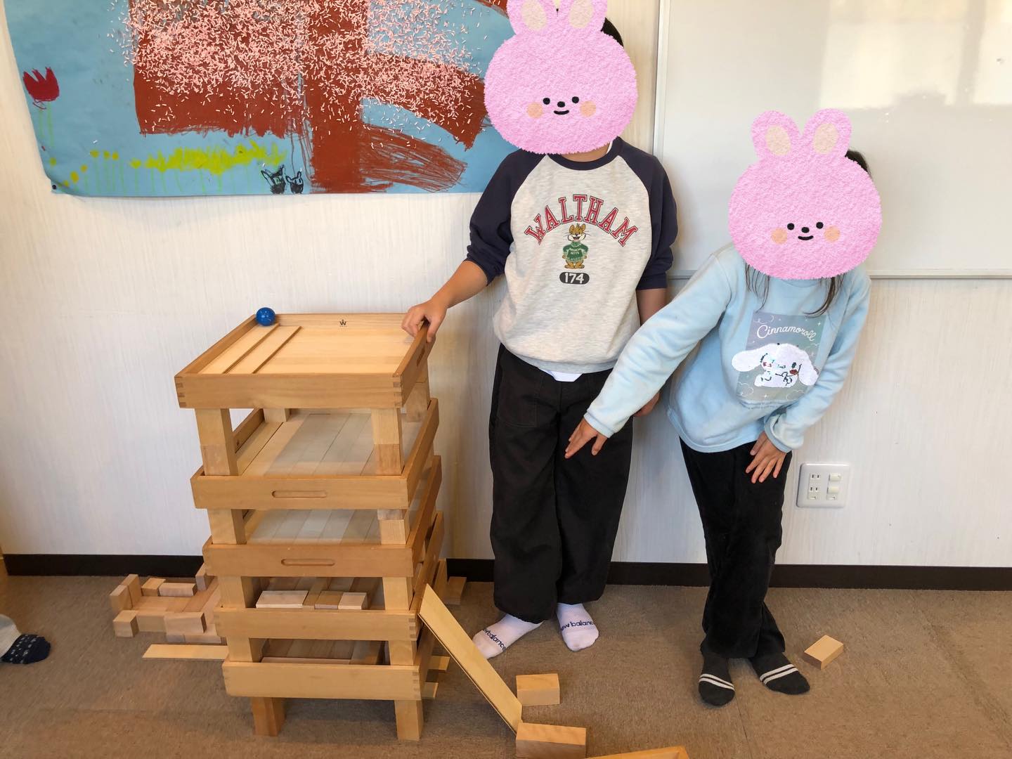 〜積み木遊び〜
お子さん達は自分の発想で先生やお友達と一緒にさまざまな積み方で形を作って楽しんでいました!!
#ペンギンのあしあと
#放課後デイサービス
#積み木
#童具館
#創造