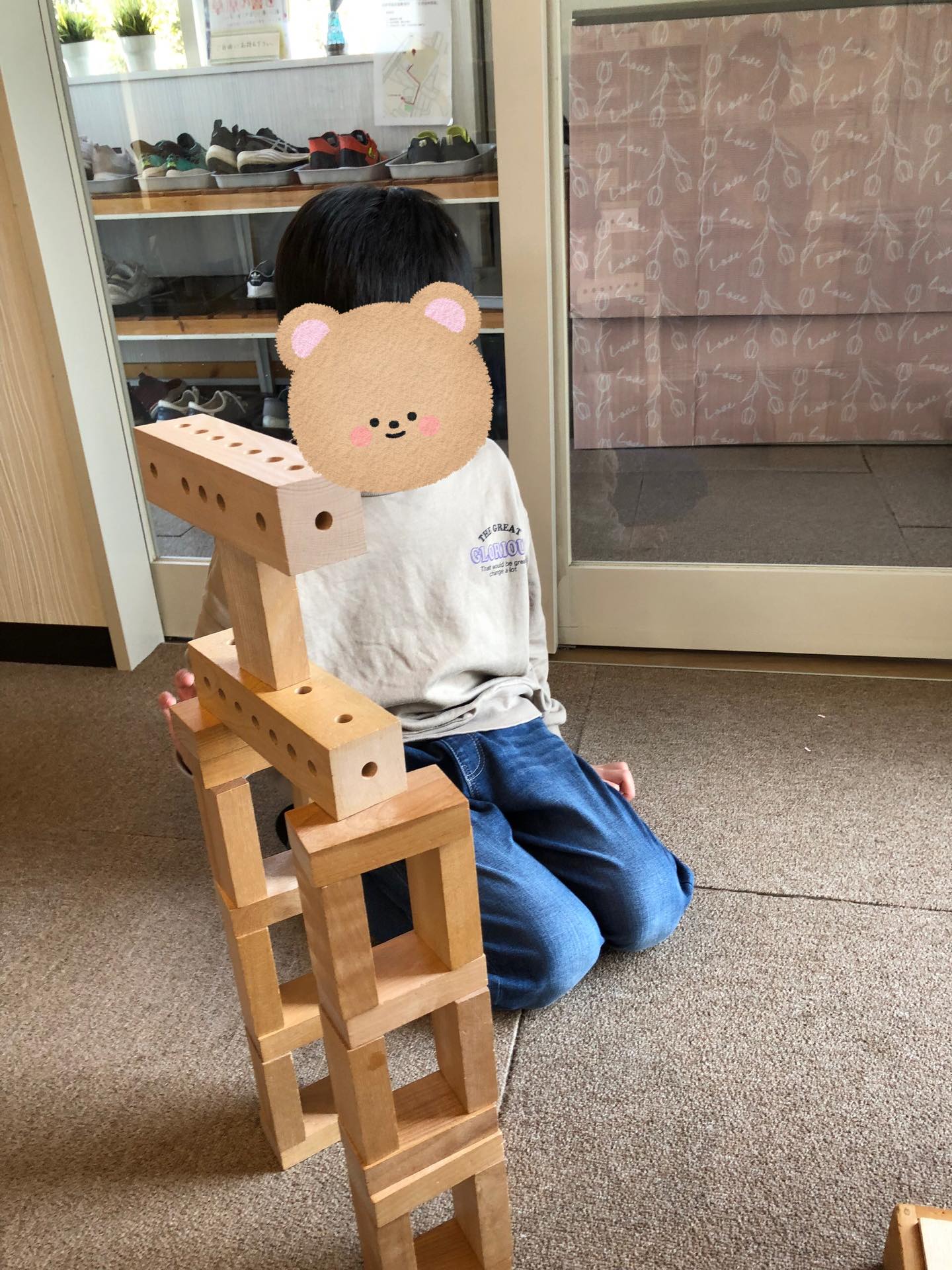 〜積み木遊び〜
お子さん達は自分の発想で先生やお友達と一緒にさまざまな積み方で形を作って楽しんでいました!!
#ペンギンのあしあと
#放課後デイサービス
#積み木
#童具館
#創造