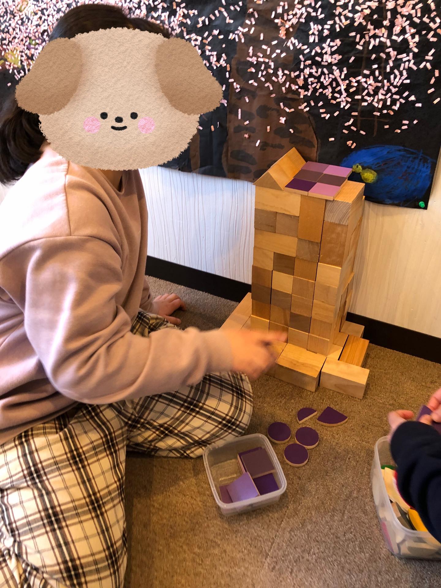 〜積み木遊び〜
お子さん達は自分の発想で先生やお友達と一緒にさまざまな積み方で形を作って楽しんでいました!!
#ペンギンのあしあと
#放課後デイサービス
#積み木
#童具館
#創造