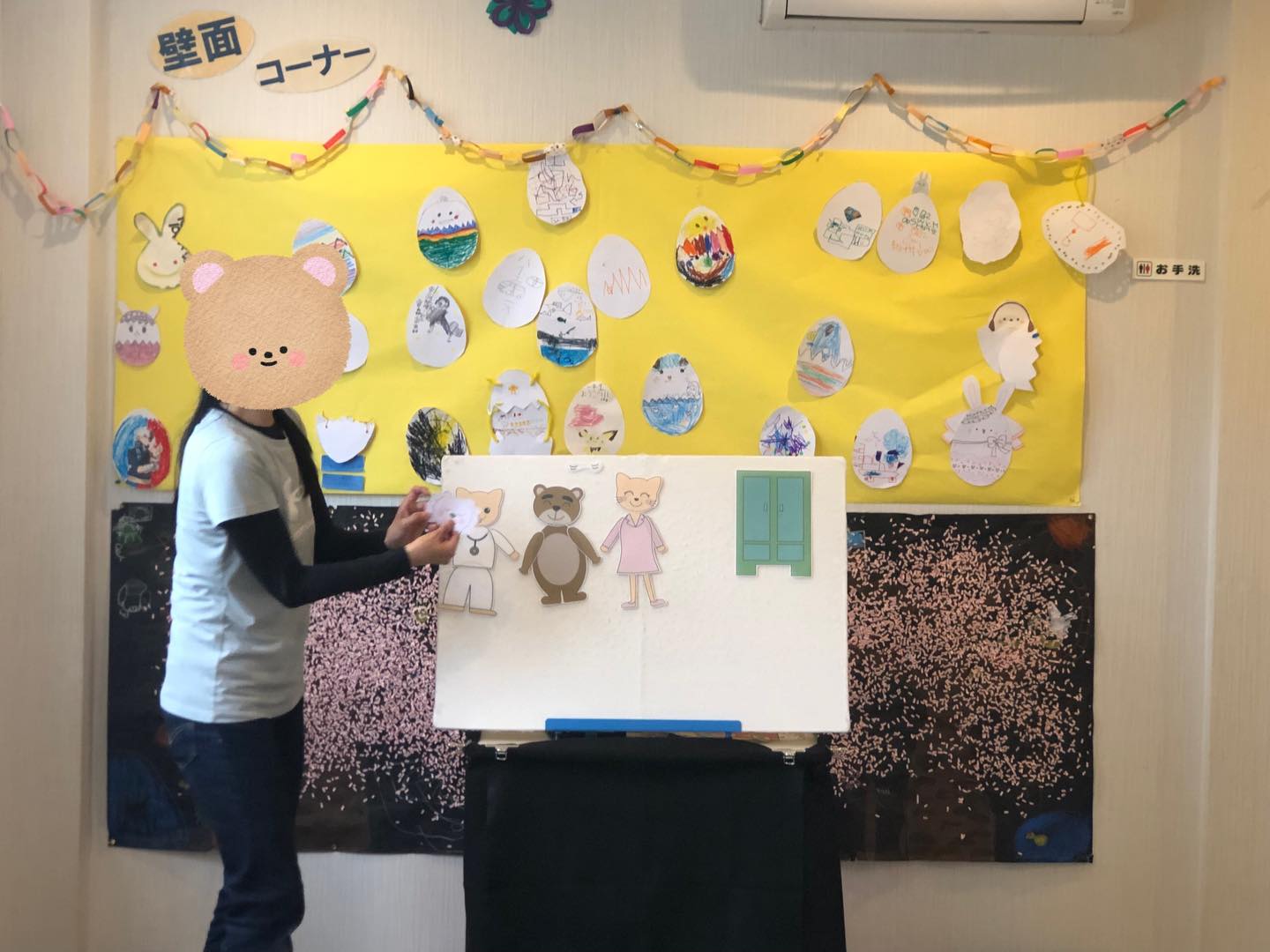 〜パネルシアター鑑賞会〜
みんなでパネルシアターを見ました!
お子さんがそれをペンギンシネマと命名してくれて、看板も書いてくれました!!
歌を一緒に歌ったり、リアクションして楽しんでいました。
#ペンギンのあしあと
#放課後等デイサービス
#イベント