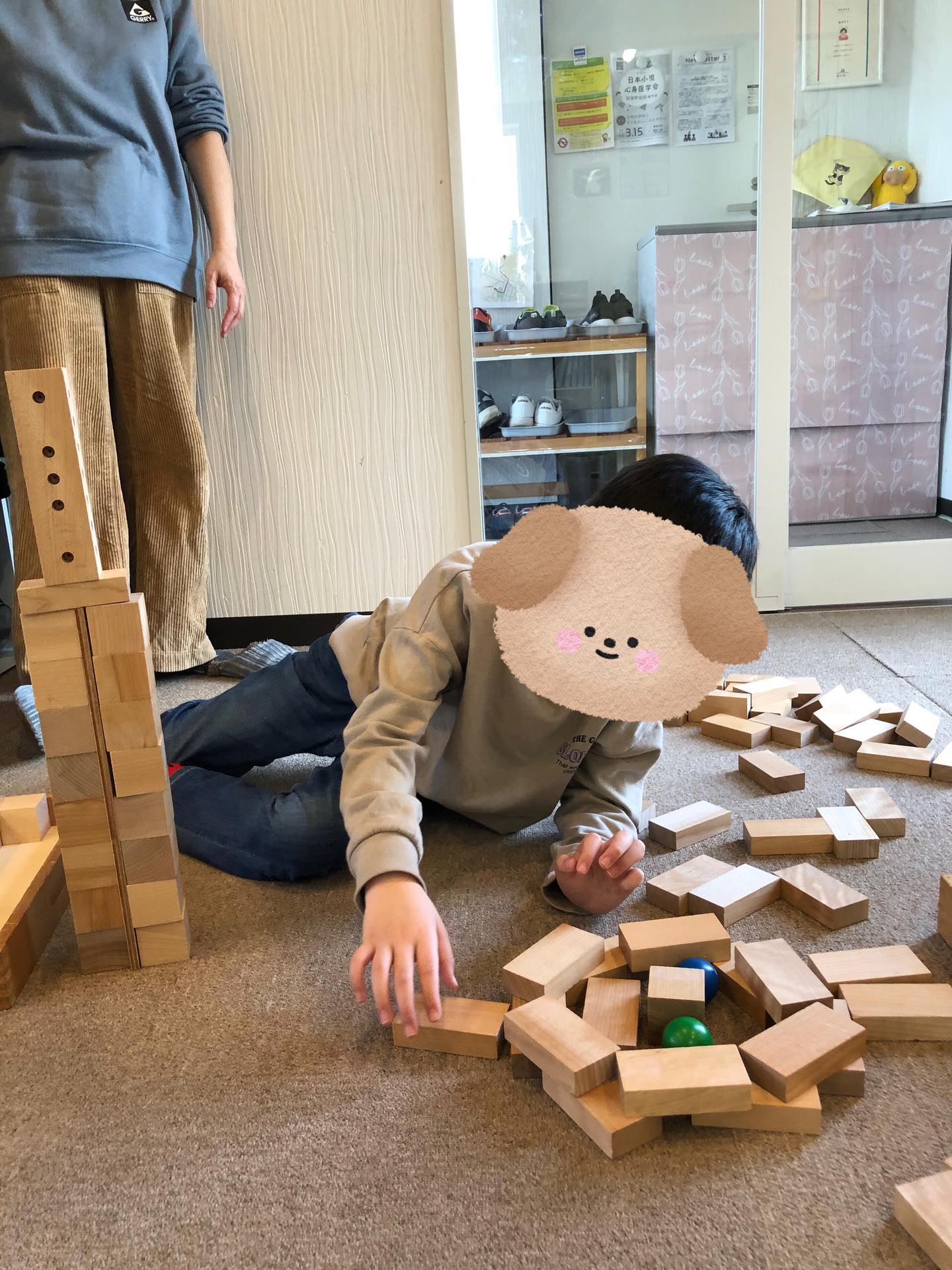 〜積み木遊び〜
お子さん達は自分の発想で先生やお友達と一緒にさまざまな積み方で形を作って楽しんでいました!!
#ペンギンのあしあと
#放課後デイサービス
#積み木
#童具館
#創造