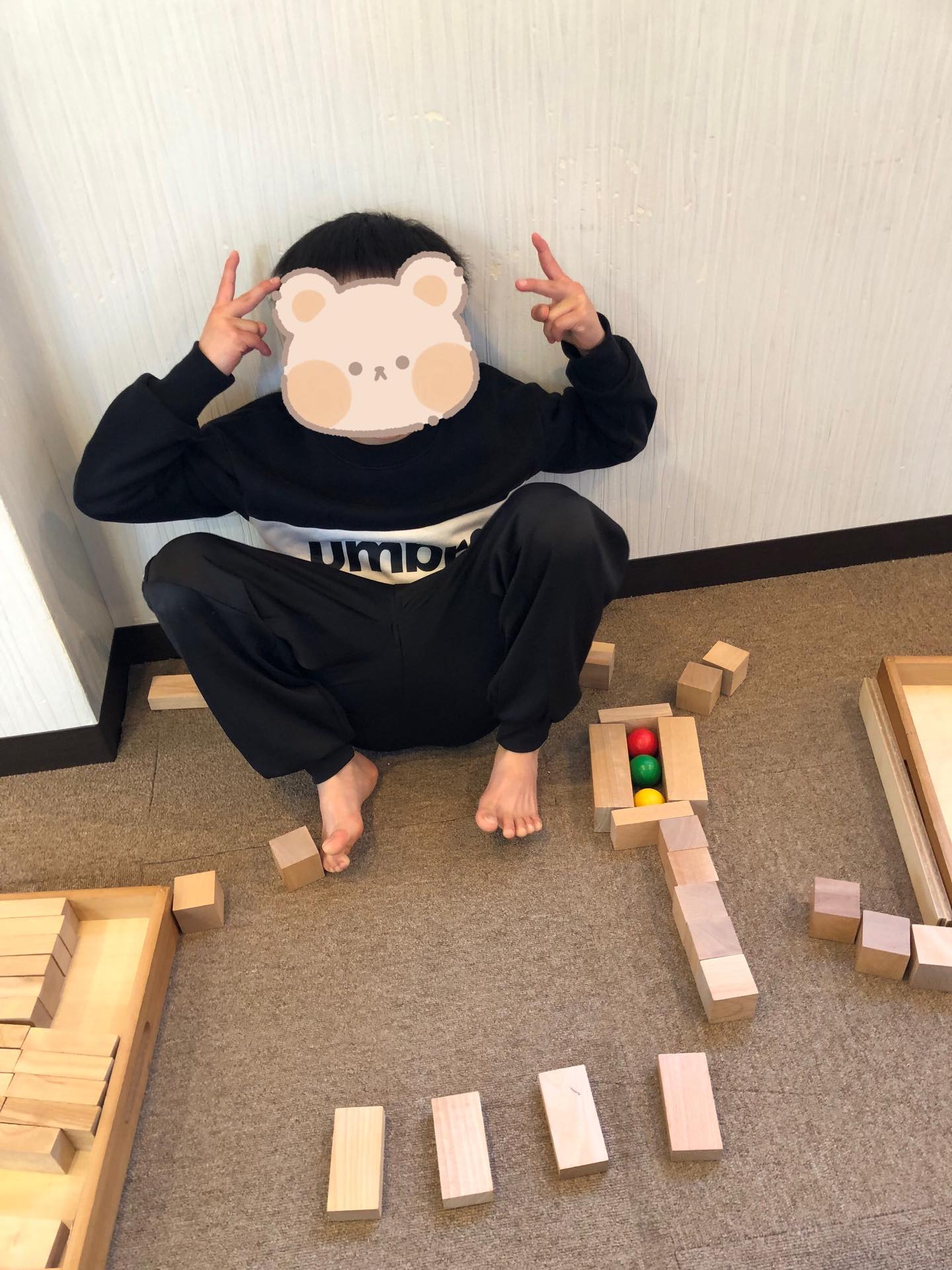 〜積み木遊び〜
お子さん達は自分の発想で先生やお友達と一緒にさまざまな積み方で形を作って楽しんでいました!!
#ペンギンのあしあと
#放課後デイサービス
#積み木
#童具館
#創造