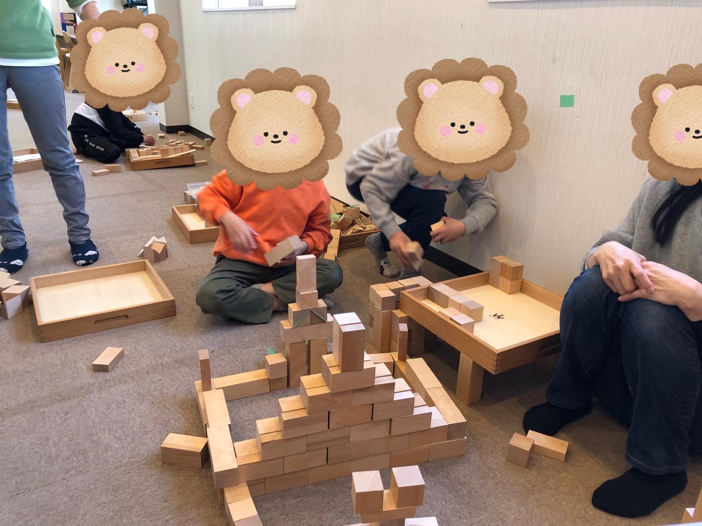 〜積み木遊び〜
お子さん達は自分の発想で先生やお友達と一緒にさまざまな積み方で形を作って楽しんでいました!!
#ペンギンのあしあと
#放課後デイサービス
#積み木
#童具館
#創造