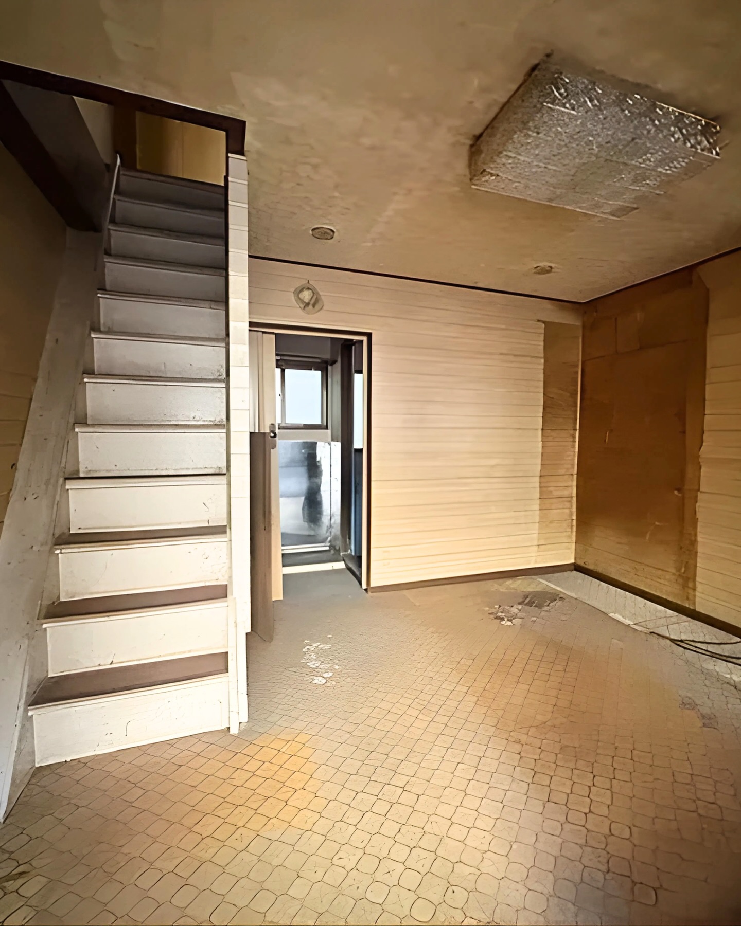 **House for Sale – Omori Nishi, Tokyo**
Airbnb allowed 365 days a year (special Minpaku zone)
**Price**
JPY 21,800,000 (Approx. USD 138,000)
**Property Overview**
**Location**
Omori Nishi 2-Chome, Ota City, Tokyo
**Access**
Heiwajima Station (Keikyu Main Line) – 7 min walk
Omorimachi Station (Keikyu Main Line) – 9 min walk
Omori Station (JR Keihin-Tohoku Line) – 19 min walk
**Property Details**
Property Type: Detached House
Layout: 3DK
Land Area: 34.11 m²
Building Area: 40.32 m²
Structure: Wooden, 3-story
Year Built: May 1961
**Key Features**
• Airbnb allowed 365 days a year (special Minpaku zone)
• Direct access to Shinagawa Station in just 6 minutes
• Walking distance to multiple train lines
• Rebuildable property
• Bright rooftop balcony
• Excellent access to central Tokyo
**Condition**
Vacant
Immediate viewing available
**Important Notes**
• Setback required (approx. 6.9 m²)
• Unregistered portion on the 3rd floor
• Boundary not clearly defined
• Sold as-is
**Investment Potential**
This property is ideal for:
• Airbnb (subject to local regulations)
• Long-term rental
• Monthly rental
**Tokyo house for sale – $138,000**
A rare opportunity to own a detached home in Tokyo within walking distance to the station.
Great potential for renovation and rental investment.
We provide full support for purchase, renovation, licensing, and property management in Japan.
Feel free to contact us for more details.
#tokyorealestate #minpaku #tokyoairbnb #airbnbinvestment #otacity