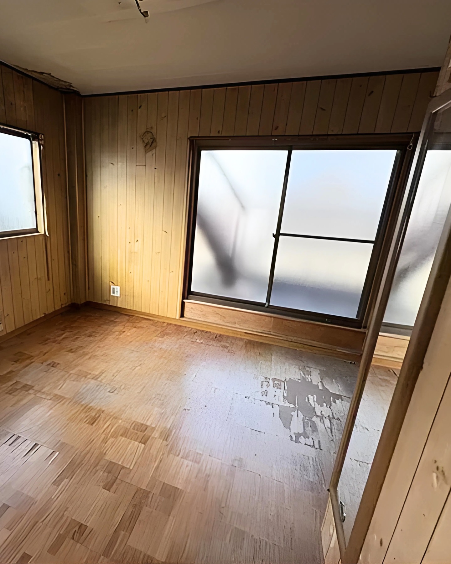 **House for Sale – Omori Nishi, Tokyo**
Airbnb allowed 365 days a year (special Minpaku zone)
**Price**
JPY 21,800,000 (Approx. USD 138,000)
**Property Overview**
**Location**
Omori Nishi 2-Chome, Ota City, Tokyo
**Access**
Heiwajima Station (Keikyu Main Line) – 7 min walk
Omorimachi Station (Keikyu Main Line) – 9 min walk
Omori Station (JR Keihin-Tohoku Line) – 19 min walk
**Property Details**
Property Type: Detached House
Layout: 3DK
Land Area: 34.11 m²
Building Area: 40.32 m²
Structure: Wooden, 3-story
Year Built: May 1961
**Key Features**
• Airbnb allowed 365 days a year (special Minpaku zone)
• Direct access to Shinagawa Station in just 6 minutes
• Walking distance to multiple train lines
• Rebuildable property
• Bright rooftop balcony
• Excellent access to central Tokyo
**Condition**
Vacant
Immediate viewing available
**Important Notes**
• Setback required (approx. 6.9 m²)
• Unregistered portion on the 3rd floor
• Boundary not clearly defined
• Sold as-is
**Investment Potential**
This property is ideal for:
• Airbnb (subject to local regulations)
• Long-term rental
• Monthly rental
**Tokyo house for sale – $138,000**
A rare opportunity to own a detached home in Tokyo within walking distance to the station.
Great potential for renovation and rental investment.
We provide full support for purchase, renovation, licensing, and property management in Japan.
Feel free to contact us for more details.
#tokyorealestate #minpaku #tokyoairbnb #airbnbinvestment #otacity