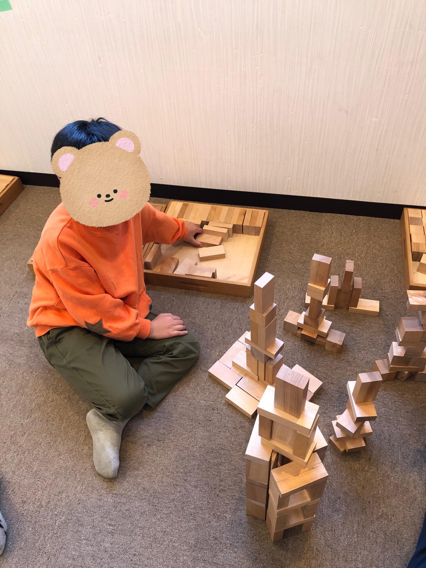 〜積み木遊び〜
お子さん達は自分の発想で先生やお友達と一緒にさまざまな積み方で形を作って楽しんでいました!!
#ペンギンのあしあと
#放課後デイサービス
#積み木
#童具館
#創造
