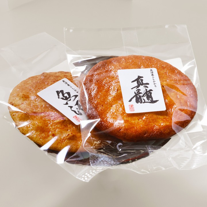山文の人気商品「真髄」と「こしひかり煎餅」が、ついに単品でお求めいただけるようになりました!<br>.<br>真髄:香ばしいおこげの風味と、魚沼産コシヒカリ100%の旨味が詰まった贅沢な一枚。しっかりした食感が特徴!<br>.<br>こしひかり煎餅: 魚沼産コシヒカリの自然な甘みと旨味を活かしたシンプルな煎餅。軽やかな食感で、口に広がる香ばしい醤油の風味が楽しめます。<br><br>お求めは公式オンラインショップ<br>プロフィールリンクよりどうぞ<br>@echigoyamabun<br><br>#山文<br>#真髄<br>#こしひかり煎餅<br>#魚沼産<br>#新潟名物<br>#お米の美味しさ<br>#無添加<br>#手作り<br>#香ばしい<br>#おこげの風味<br>#醤油煎餅<br>#サクサク食感<br>#米菓<br>#贅沢おやつ<br>#伝統の味<br>#お茶うけ<br>#日本の味<br>#おやつタイム<br>#新潟グルメ<br>#和菓子