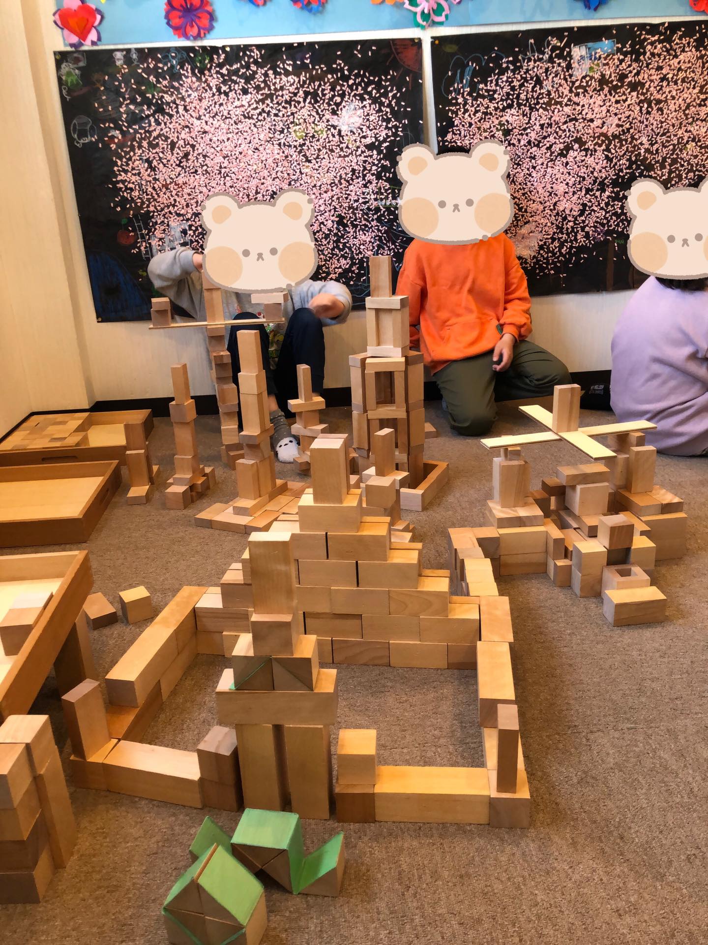 〜積み木遊び〜
お子さん達は自分の発想で先生やお友達と一緒にさまざまな積み方で形を作って楽しんでいました!!
#ペンギンのあしあと
#放課後デイサービス
#積み木
#童具館
#創造