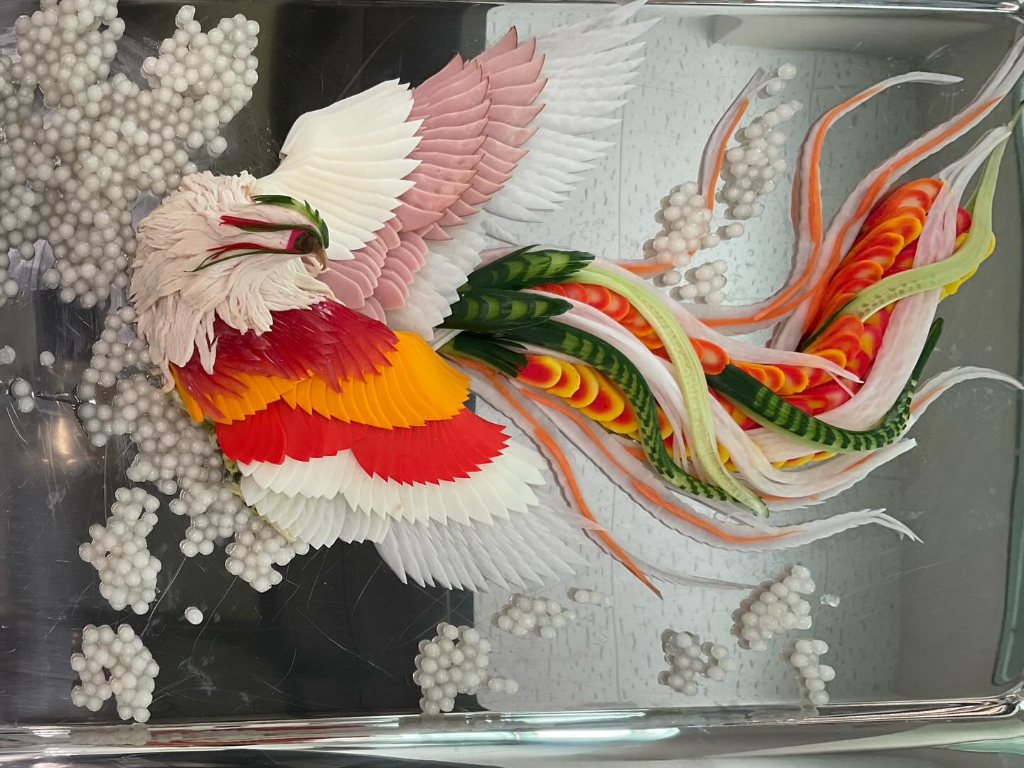 今日の1年生の実習は、中華包丁の研ぎ方と鳳凰の前菜の造り方を学びました。
包丁の研ぎ方は今までの研ぎ方と少しちがいましたが、和包丁や洋包丁の経験を生かして研ぐことができました。
全部食材でできた鳳凰には感動しました。食べるのがもったいなくて、崩して食べずに、ずっと残しておきたいと思いました。
(でも片付けてしまいましたが...)
実習終わりには、先生方が作ってくださった棒棒鶏を食し、これにも感動する美味しさで、最後は疲れも吹っ飛びました。
#九州文化学園調理師専門学校
#鳳凰前菜
#中華包丁の研ぎ方
#棒棒鶏