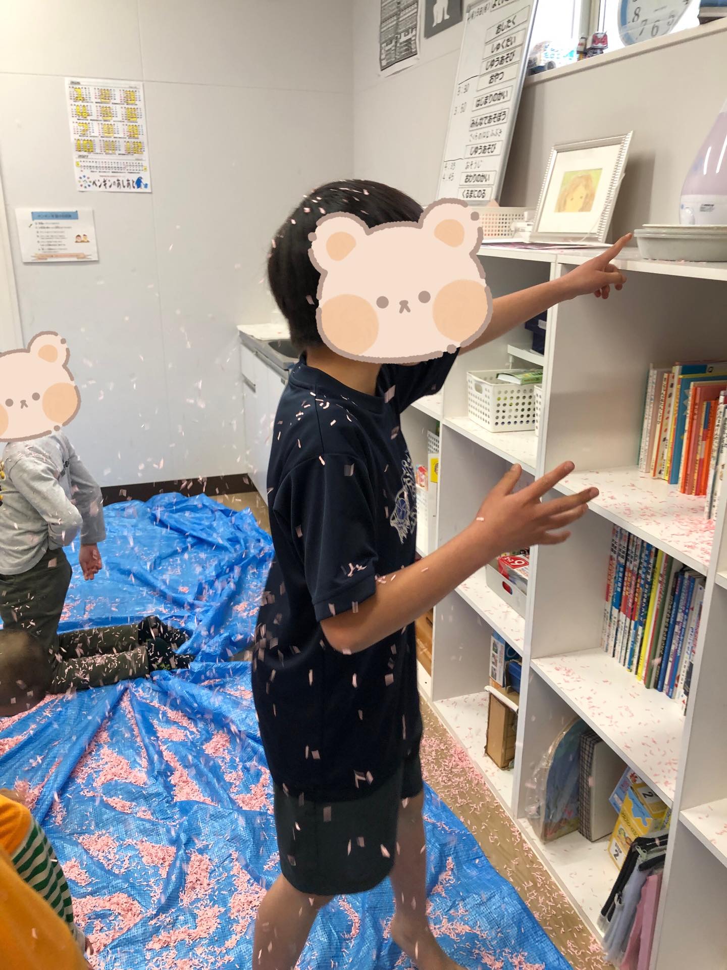 〜桜ふぶきの壁面作り〜
みんなで絵を描いて、そこに桜の花びらをたくさんのせてもりもりに!とっても素敵な作品が出来上がりました✨
みんなで大きな作品を作るのも達成感があって良いですね✨
#療育
#ペンギンのあしあと
#童具館
#壁面作り