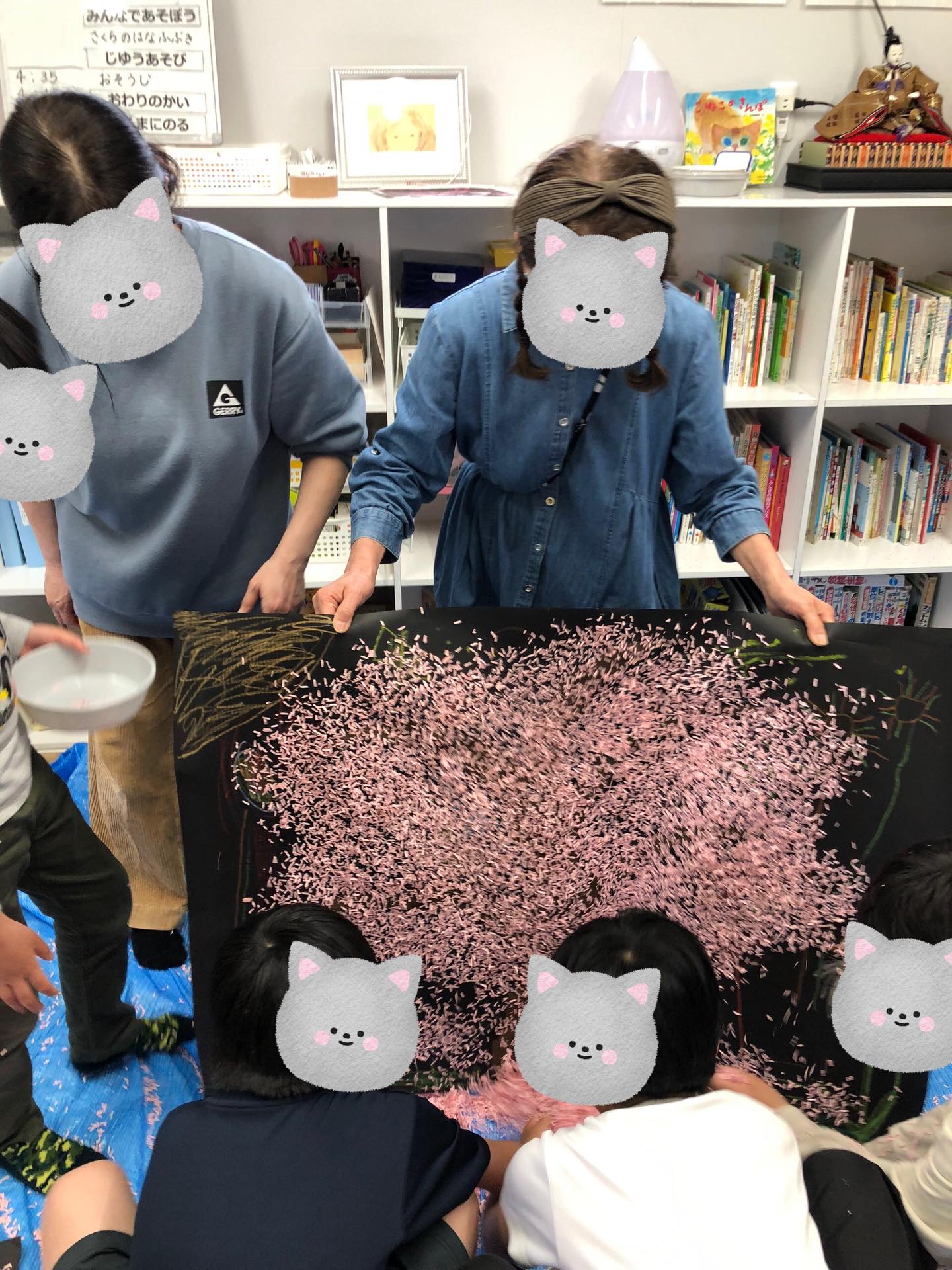 〜桜ふぶきの壁面作り〜
みんなで絵を描いて、そこに桜の花びらをたくさんのせてもりもりに!とっても素敵な作品が出来上がりました✨
みんなで大きな作品を作るのも達成感があって良いですね✨
#療育
#ペンギンのあしあと
#童具館
#壁面作り