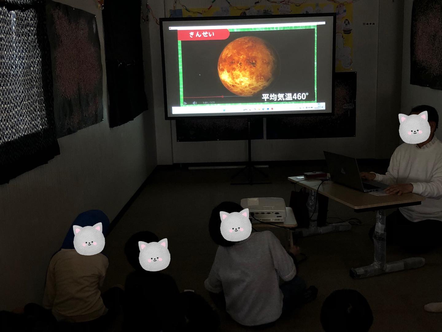 〜星のお話〜
星のソムリエのベン先生が来てくださいました!
先生のお話を真剣に聞きながら、質問に答えてみたり、写真を見て興味を持って参加していました!
かっこよくお話を聞くことが出来ていて素敵でしたよ!
こぐま座とおおくま座の神話のお話や宵の明星のお話を教えてくださり、私たち職員も初めて知ることばかりでとても楽しかったです!
ベン先生からお土産にポストカードを頂きました✨
ありがとうございました!!
また、お子さんがペンギンシネマと名前をつけてくれて映画のようにチケットも手作りしてくれていました!
こうしたらみんな楽しめそう!と考えて作ってくれてとっても素敵ですね✨
#ペンギンのあしあと
#療育
#放課後デイサービス
#星のソムリエ ベン先生
#地域交流