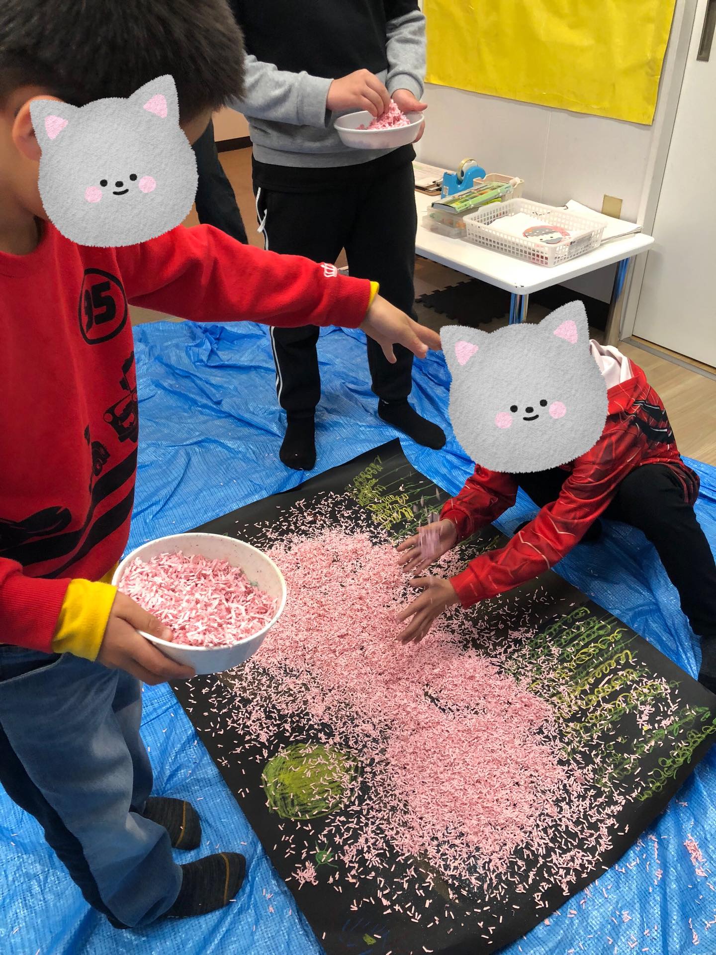 〜桜ふぶきの壁面作り〜
みんなで絵を描いて、そこに桜の花びらをたくさんのせてもりもりに!とっても素敵な作品が出来上がりました✨
みんなで大きな作品を作るのも達成感があって良いですね✨
#療育
#ペンギンのあしあと
#童具館
#壁面作り