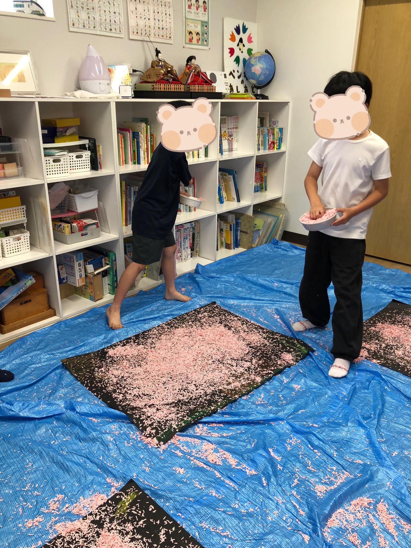 〜桜ふぶきの壁面作り〜
みんなで絵を描いて、そこに桜の花びらをたくさんのせてもりもりに!とっても素敵な作品が出来上がりました✨
みんなで大きな作品を作るのも達成感があって良いですね✨
#療育
#ペンギンのあしあと
#童具館
#壁面作り
