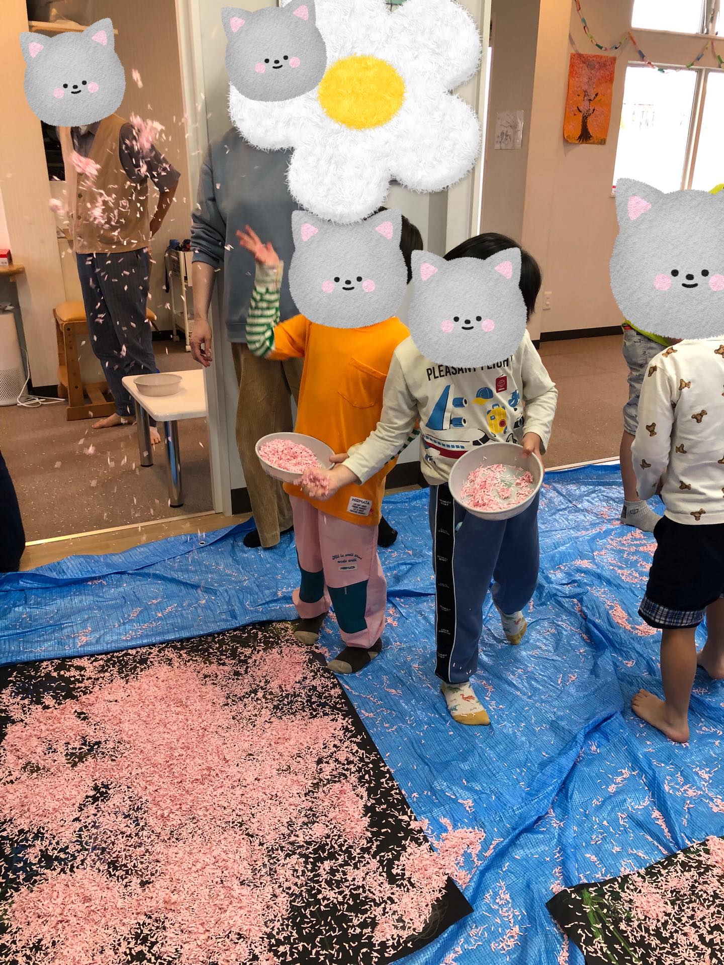 〜桜ふぶきの壁面作り〜
みんなで絵を描いて、そこに桜の花びらをたくさんのせてもりもりに!とっても素敵な作品が出来上がりました✨
みんなで大きな作品を作るのも達成感があって良いですね✨
#療育
#ペンギンのあしあと
#童具館
#壁面作り