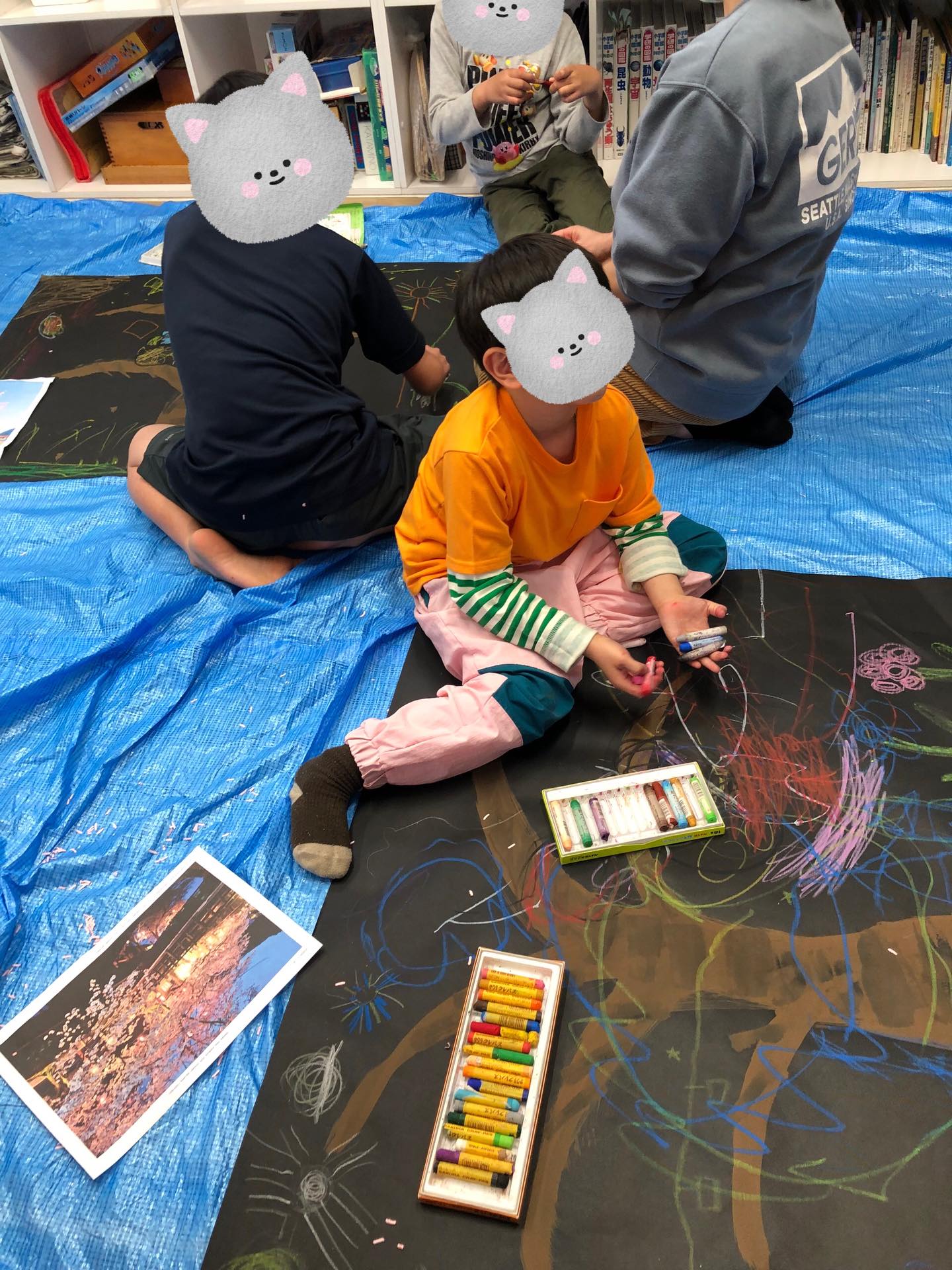 〜桜ふぶきの壁面作り〜
みんなで絵を描いて、そこに桜の花びらをたくさんのせてもりもりに!とっても素敵な作品が出来上がりました✨
みんなで大きな作品を作るのも達成感があって良いですね✨
#療育
#ペンギンのあしあと
#童具館
#壁面作り
