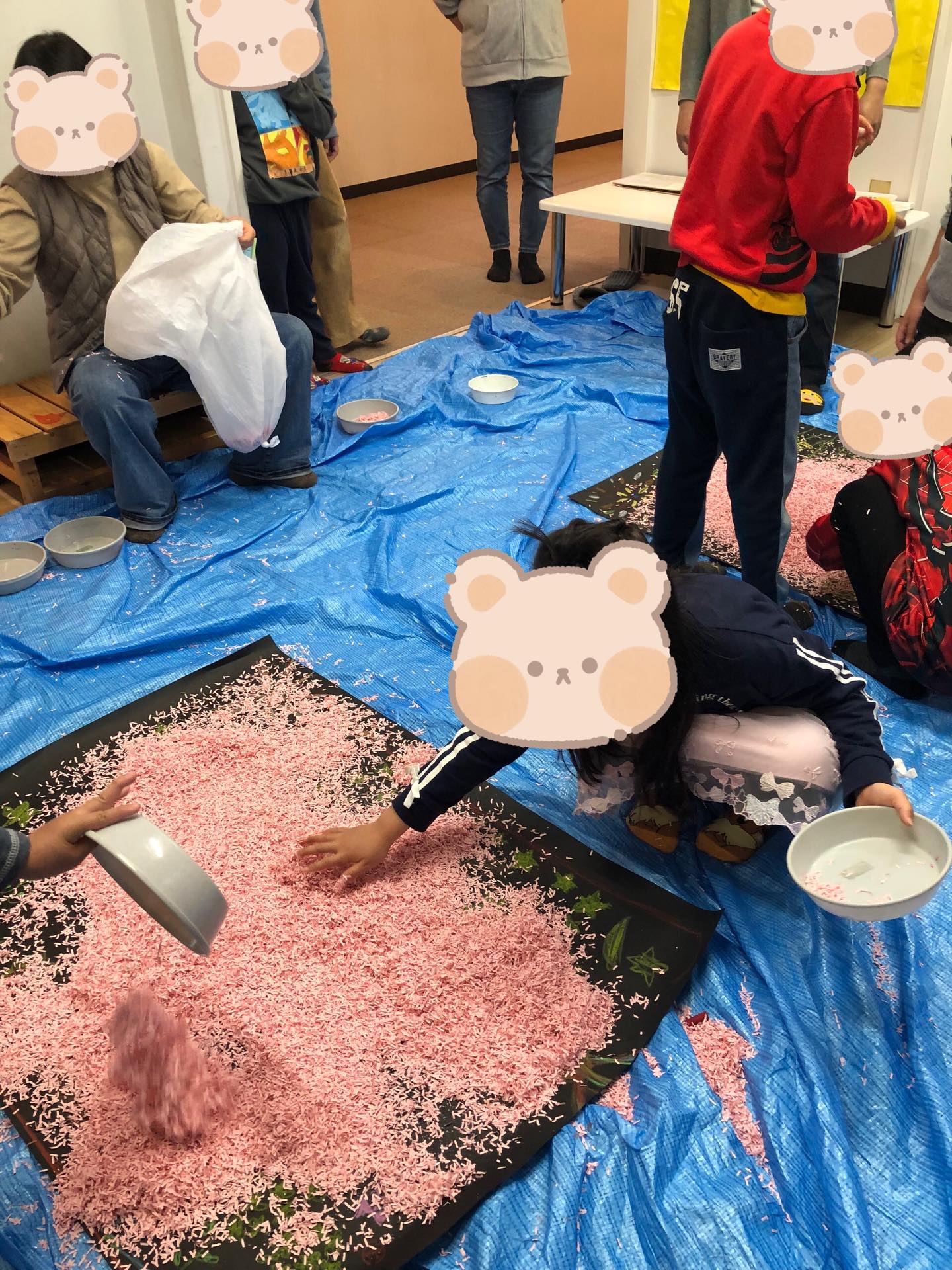 〜桜ふぶきの壁面作り〜
みんなで絵を描いて、そこに桜の花びらをたくさんのせてもりもりに!とっても素敵な作品が出来上がりました✨
みんなで大きな作品を作るのも達成感があって良いですね✨
#療育
#ペンギンのあしあと
#童具館
#壁面作り
