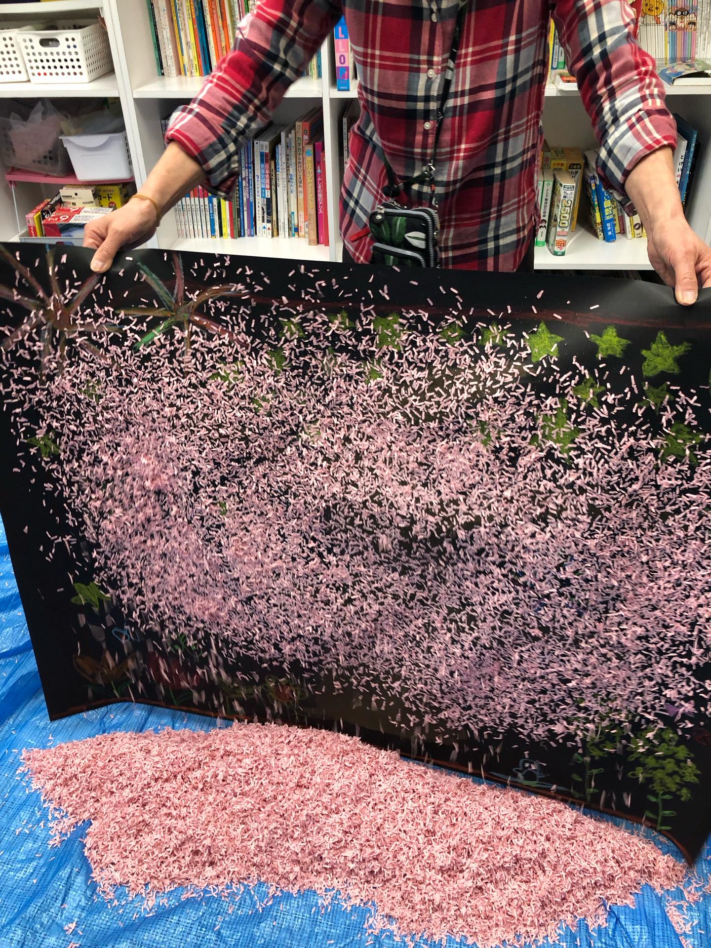 〜桜ふぶきの壁面作り〜
みんなで絵を描いて、そこに桜の花びらをたくさんのせてもりもりに!とっても素敵な作品が出来上がりました✨
みんなで大きな作品を作るのも達成感があって良いですね✨
#療育
#ペンギンのあしあと
#童具館
#壁面作り