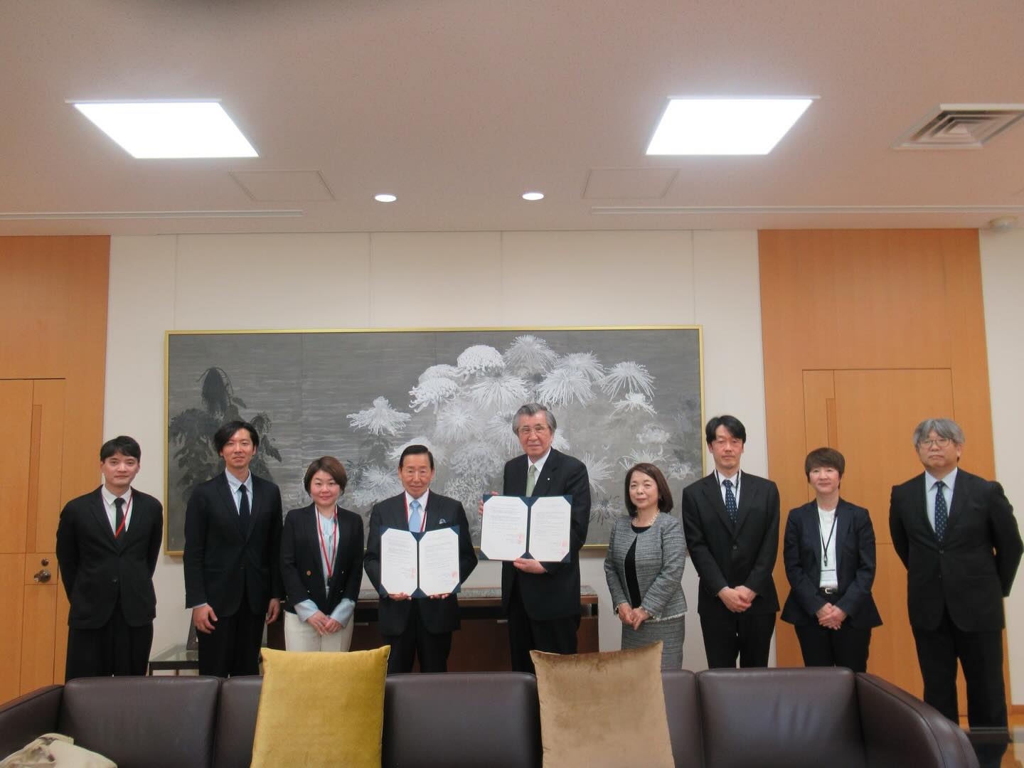 【日本児童教育専門学校と鎌倉女子大学短期大学部との連携協定を締結】
日本児童教育専門学校は、鎌倉女子大学短期大学部と連携し、新たな学びの仕組みをスタートしました。
調印式では、学生の将来を見据えた教育連携について意見交換が行われ、終始和やかな雰囲気の中で協定が締結されました。
本連携により、2027 年度 4 月入学者より、保育士・幼稚園教諭に加え、小学校教諭を目指すことが可能となります。
幼・保・小の連携が求められる現代において、児童教育の最先端を担う教育機関として、さらなる成長を目指してまいります。
#日本児童教育専門学校 #鎌倉女子大学 #鎌倉女子大学短期大学部 #保育士 #小学校