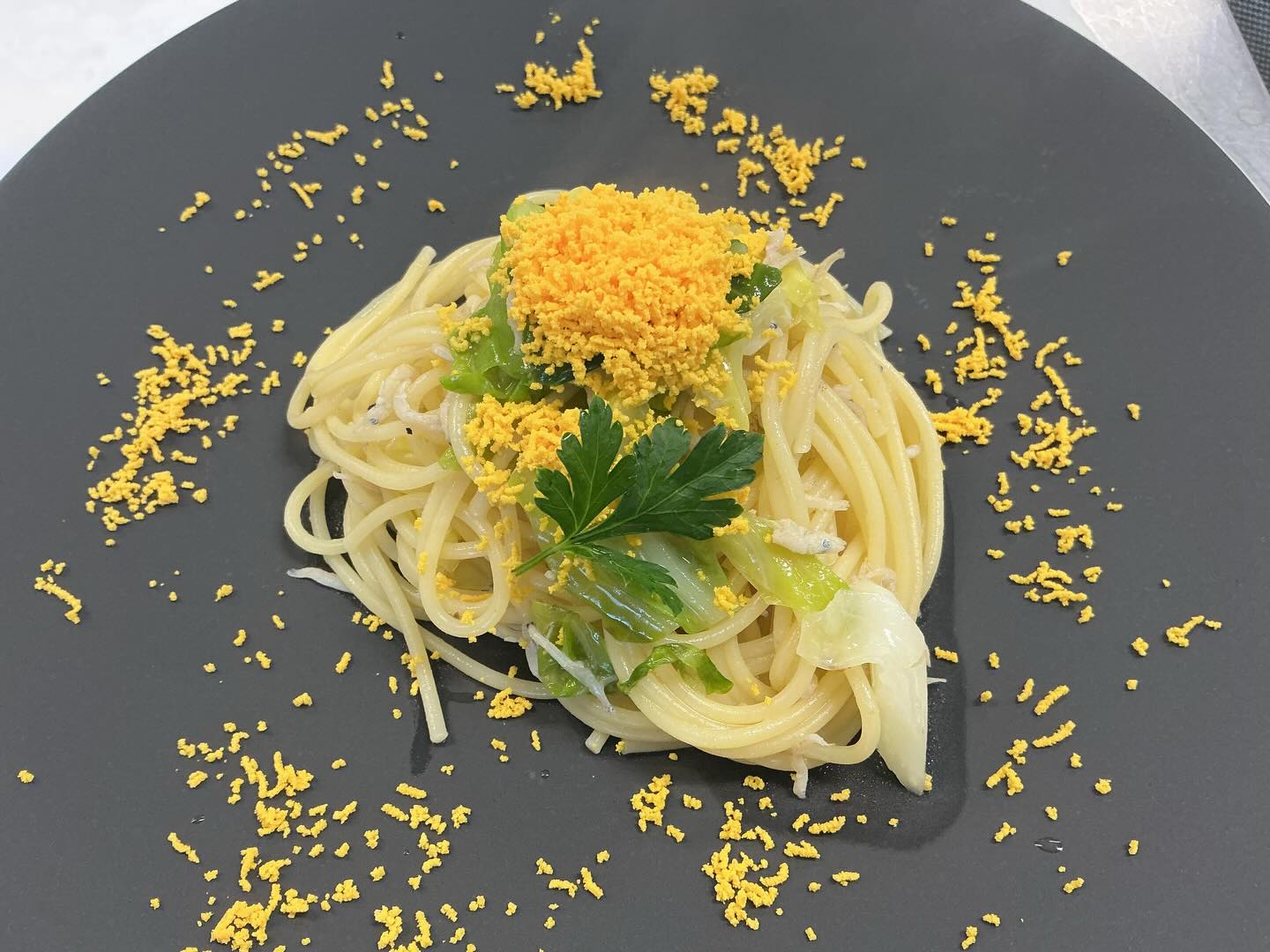 今日の2年生の実習は、ミモザ風スパゲッティとバーニャカウダーでした。
ミモザ風スパゲッティは、ゆで卵の黄身でミモザを表現していて、キャベツも甘みがあり美味しいかったです。
バーニャカウダーは、アンチョビとニンニクの塩味と香りがよく効いていてとても美味しかったです、普段食べない料理で初めは慣れてない味でびっくりしましたがとても美味しかったです。
#調理師専門学校
#バーニャカウダー
#ミモザ風スパゲッティ