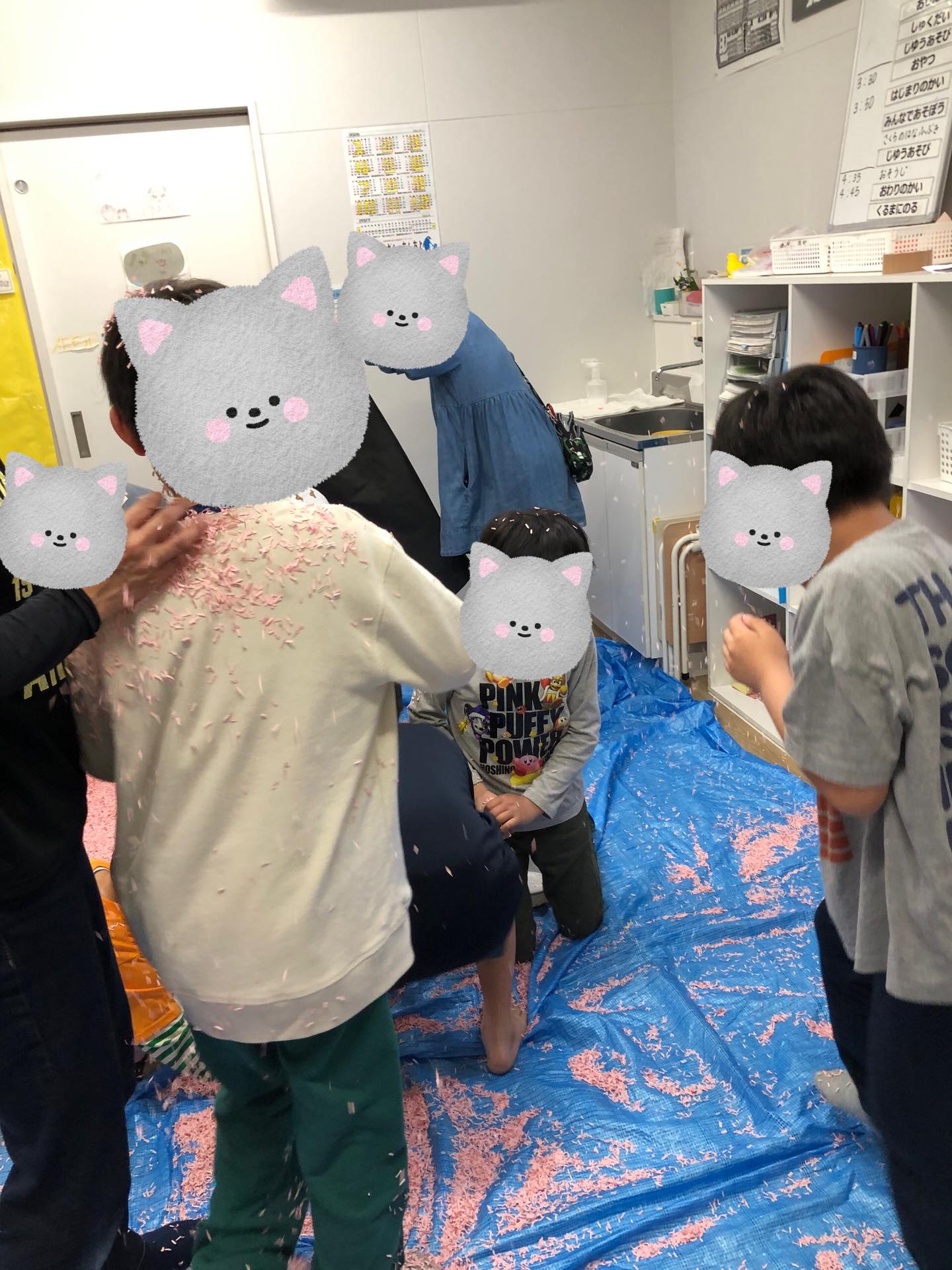 〜桜ふぶきの壁面作り〜
みんなで絵を描いて、そこに桜の花びらをたくさんのせてもりもりに!とっても素敵な作品が出来上がりました✨
みんなで大きな作品を作るのも達成感があって良いですね✨
#療育
#ペンギンのあしあと
#童具館
#壁面作り