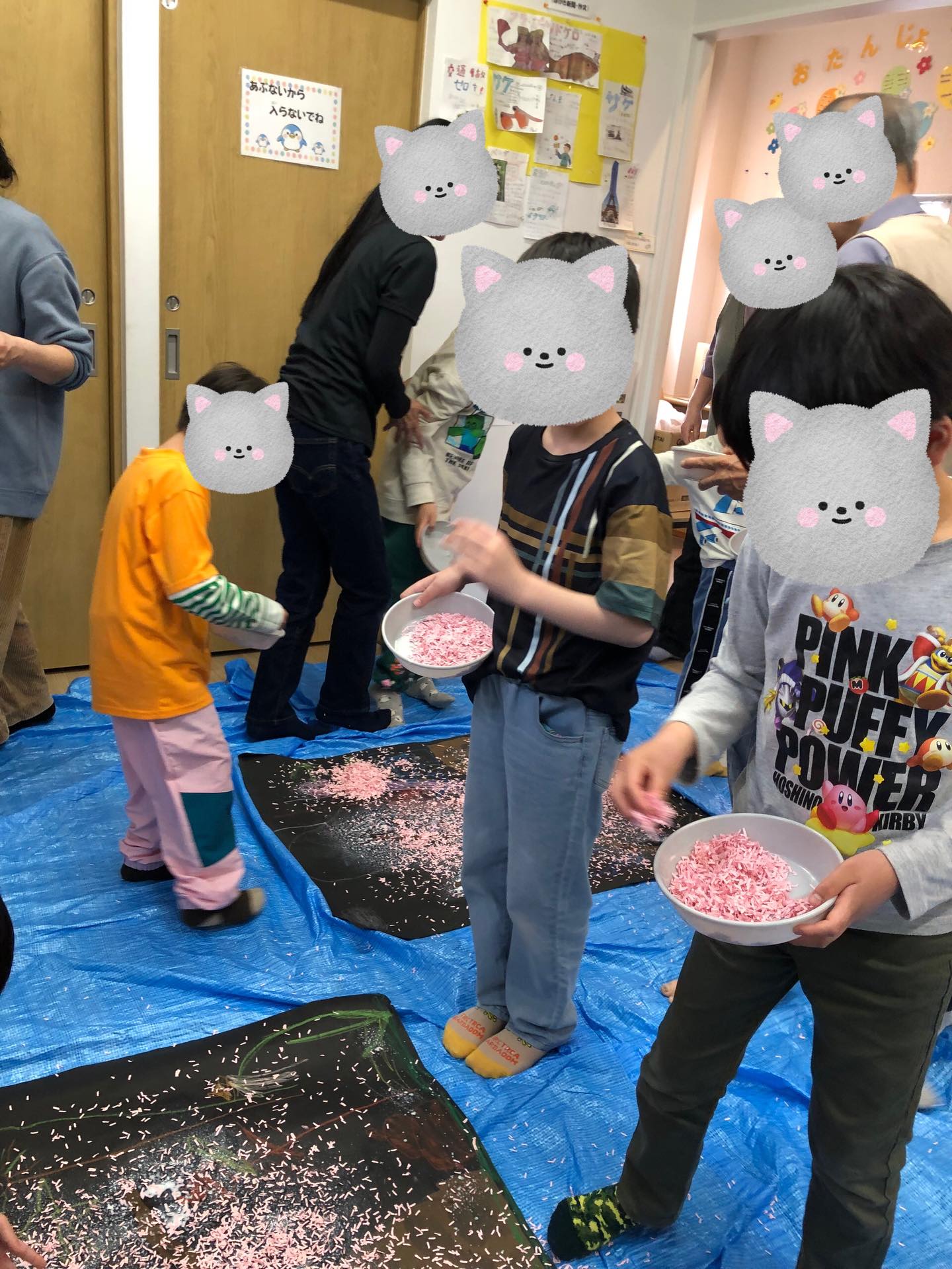 〜桜ふぶきの壁面作り〜
みんなで絵を描いて、そこに桜の花びらをたくさんのせてもりもりに!とっても素敵な作品が出来上がりました✨
みんなで大きな作品を作るのも達成感があって良いですね✨
#療育
#ペンギンのあしあと
#童具館
#壁面作り
