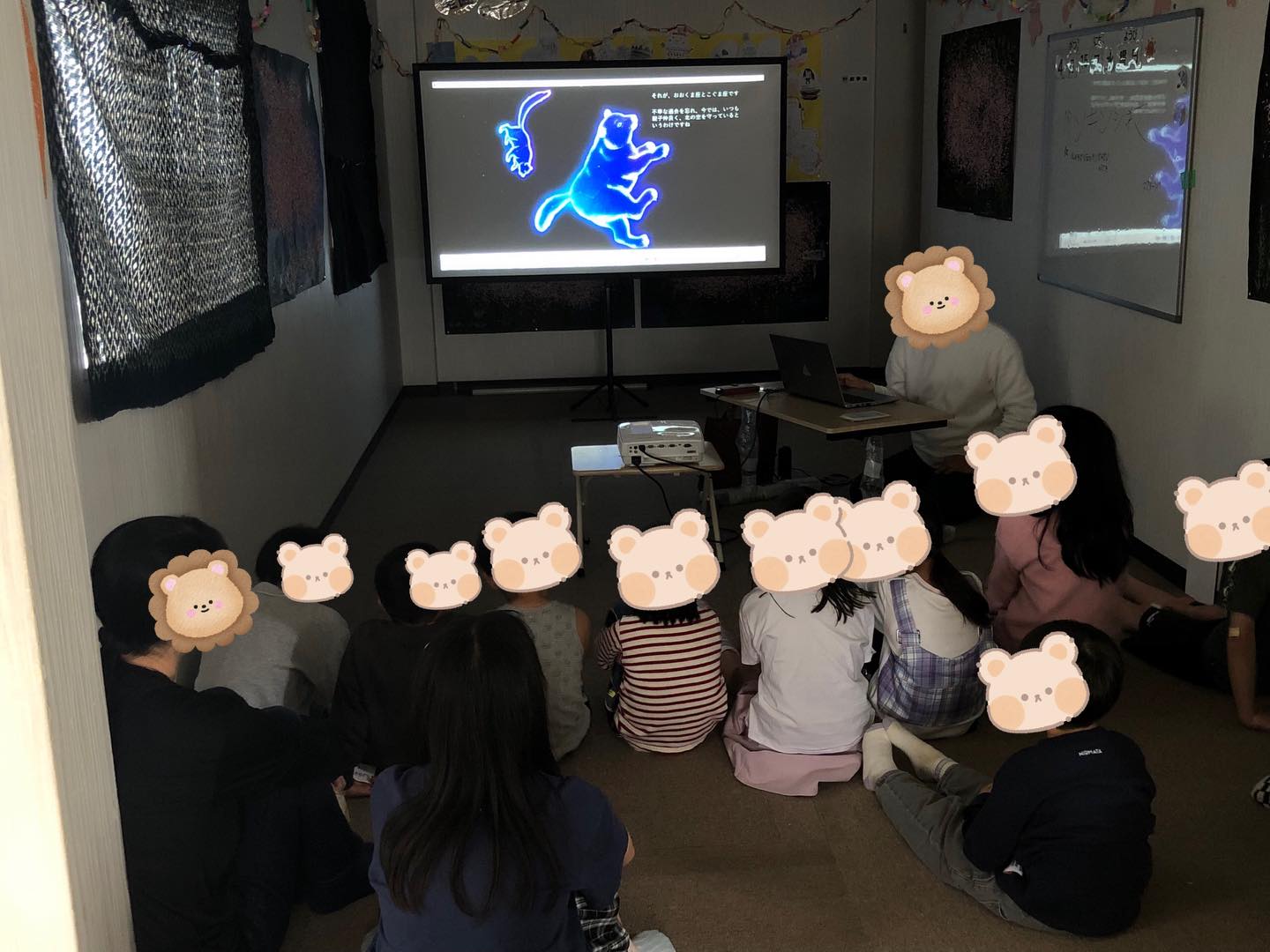 〜星のお話〜
星のソムリエのベン先生が来てくださいました!
先生のお話を真剣に聞きながら、質問に答えてみたり、写真を見て興味を持って参加していました!
かっこよくお話を聞くことが出来ていて素敵でしたよ!
こぐま座とおおくま座の神話のお話や宵の明星のお話を教えてくださり、私たち職員も初めて知ることばかりでとても楽しかったです!
ベン先生からお土産にポストカードを頂きました✨
ありがとうございました!!
また、お子さんがペンギンシネマと名前をつけてくれて映画のようにチケットも手作りしてくれていました!
こうしたらみんな楽しめそう!と考えて作ってくれてとっても素敵ですね✨
#ペンギンのあしあと
#療育
#放課後デイサービス
#星のソムリエ ベン先生
#地域交流
