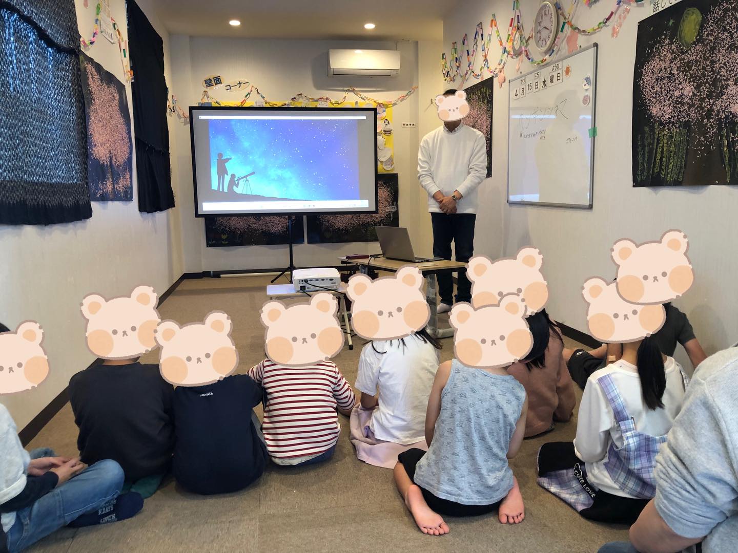 〜星のお話〜
星のソムリエのベン先生が来てくださいました!
先生のお話を真剣に聞きながら、質問に答えてみたり、写真を見て興味を持って参加していました!
かっこよくお話を聞くことが出来ていて素敵でしたよ!
こぐま座とおおくま座の神話のお話や宵の明星のお話を教えてくださり、私たち職員も初めて知ることばかりでとても楽しかったです!
ベン先生からお土産にポストカードを頂きました✨
ありがとうございました!!
また、お子さんがペンギンシネマと名前をつけてくれて映画のようにチケットも手作りしてくれていました!
こうしたらみんな楽しめそう!と考えて作ってくれてとっても素敵ですね✨
#ペンギンのあしあと
#療育
#放課後デイサービス
#星のソムリエ ベン先生
#地域交流