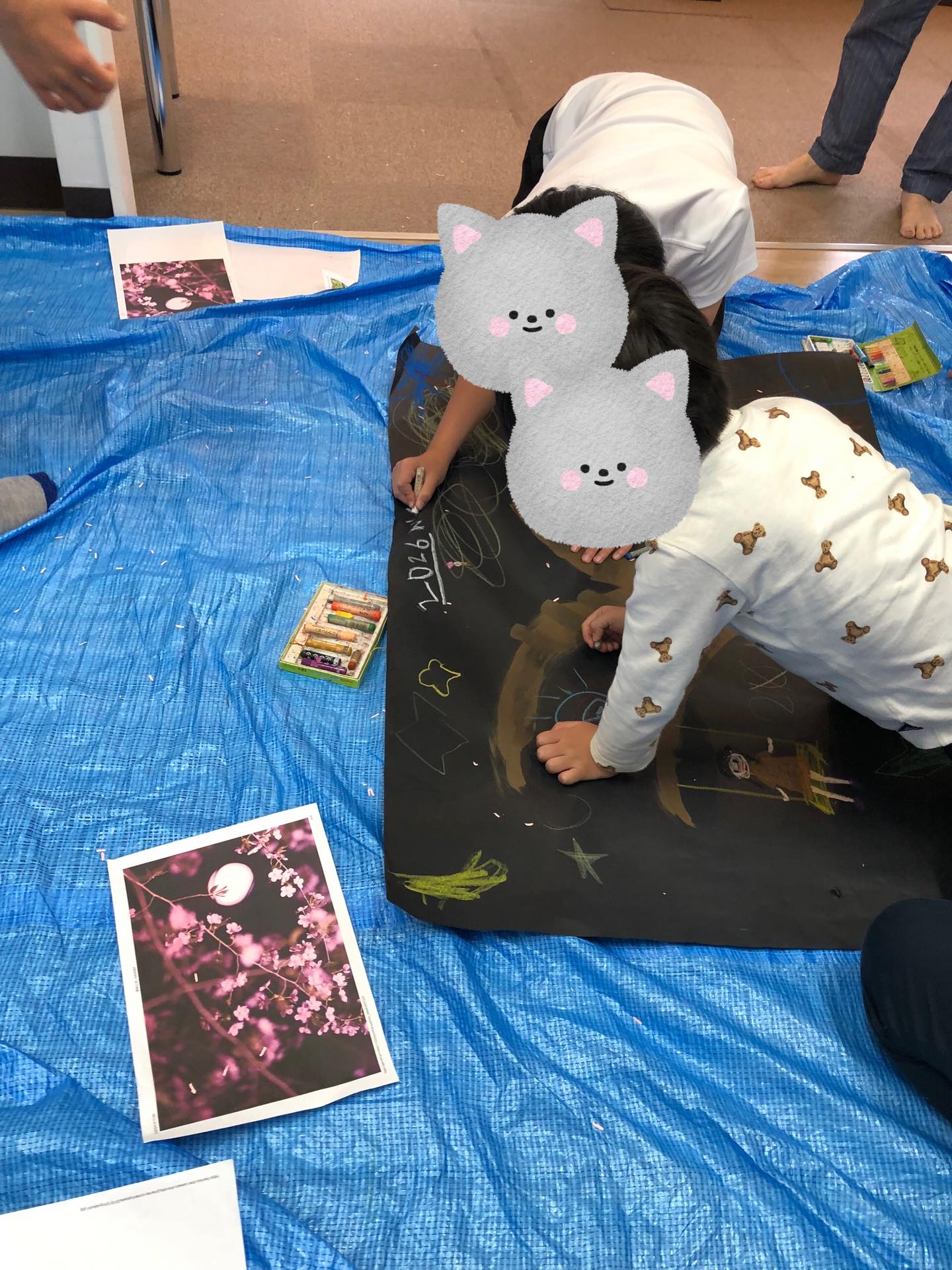 〜桜ふぶきの壁面作り〜
みんなで絵を描いて、そこに桜の花びらをたくさんのせてもりもりに!とっても素敵な作品が出来上がりました✨
みんなで大きな作品を作るのも達成感があって良いですね✨
#療育
#ペンギンのあしあと
#童具館
#壁面作り