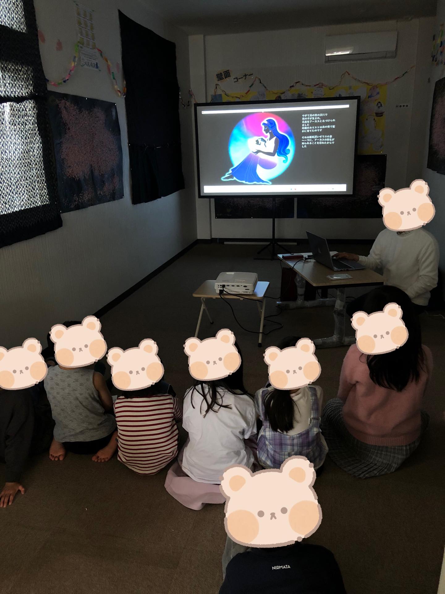 〜星のお話〜
星のソムリエのベン先生が来てくださいました!
先生のお話を真剣に聞きながら、質問に答えてみたり、写真を見て興味を持って参加していました!
かっこよくお話を聞くことが出来ていて素敵でしたよ!
こぐま座とおおくま座の神話のお話や宵の明星のお話を教えてくださり、私たち職員も初めて知ることばかりでとても楽しかったです!
ベン先生からお土産にポストカードを頂きました✨
ありがとうございました!!
また、お子さんがペンギンシネマと名前をつけてくれて映画のようにチケットも手作りしてくれていました!
こうしたらみんな楽しめそう!と考えて作ってくれてとっても素敵ですね✨
#ペンギンのあしあと
#療育
#放課後デイサービス
#星のソムリエ ベン先生
#地域交流