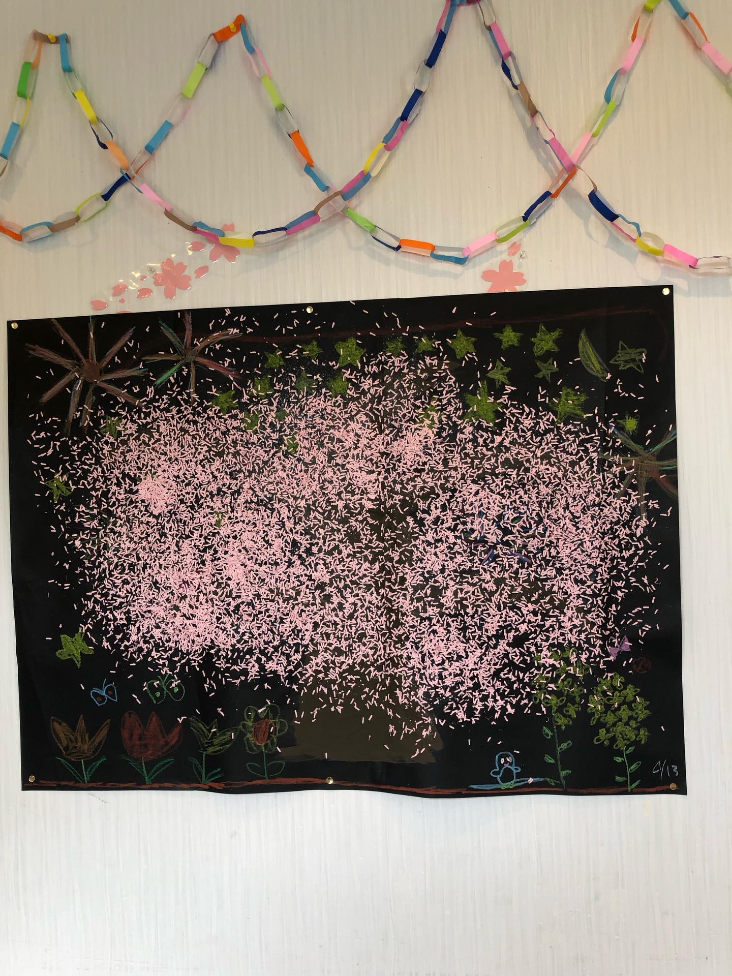〜桜ふぶきの壁面作り〜
みんなで絵を描いて、そこに桜の花びらをたくさんのせてもりもりに!とっても素敵な作品が出来上がりました✨
みんなで大きな作品を作るのも達成感があって良いですね✨
#療育
#ペンギンのあしあと
#童具館
#壁面作り