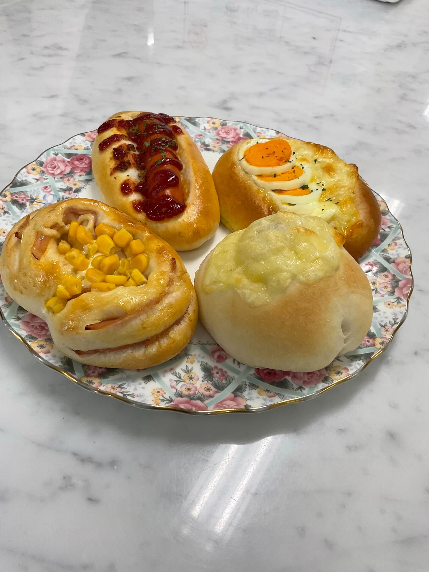 今日の2年生の製パン実習は、
⚫︎食パン🍞(山型・イギリスパン)
⚫︎惣菜パン(①ポテト明太パン②卵チーズパン③ハムコーンパン④ウィンナーパン)です。
食パン🍞の成型法として、俵型とU字型、丸め型を学びました。
惣菜パンは、家庭でも応用できる具材なので、自宅🏠でも作ってみようと思います。
今日のパン🥪作りのポイントは、発酵具合の見極めだったので次はもっと上手く出来るように頑張ります😊
#九州文化学園調理師専門学校
#食パン
#惣菜パン
