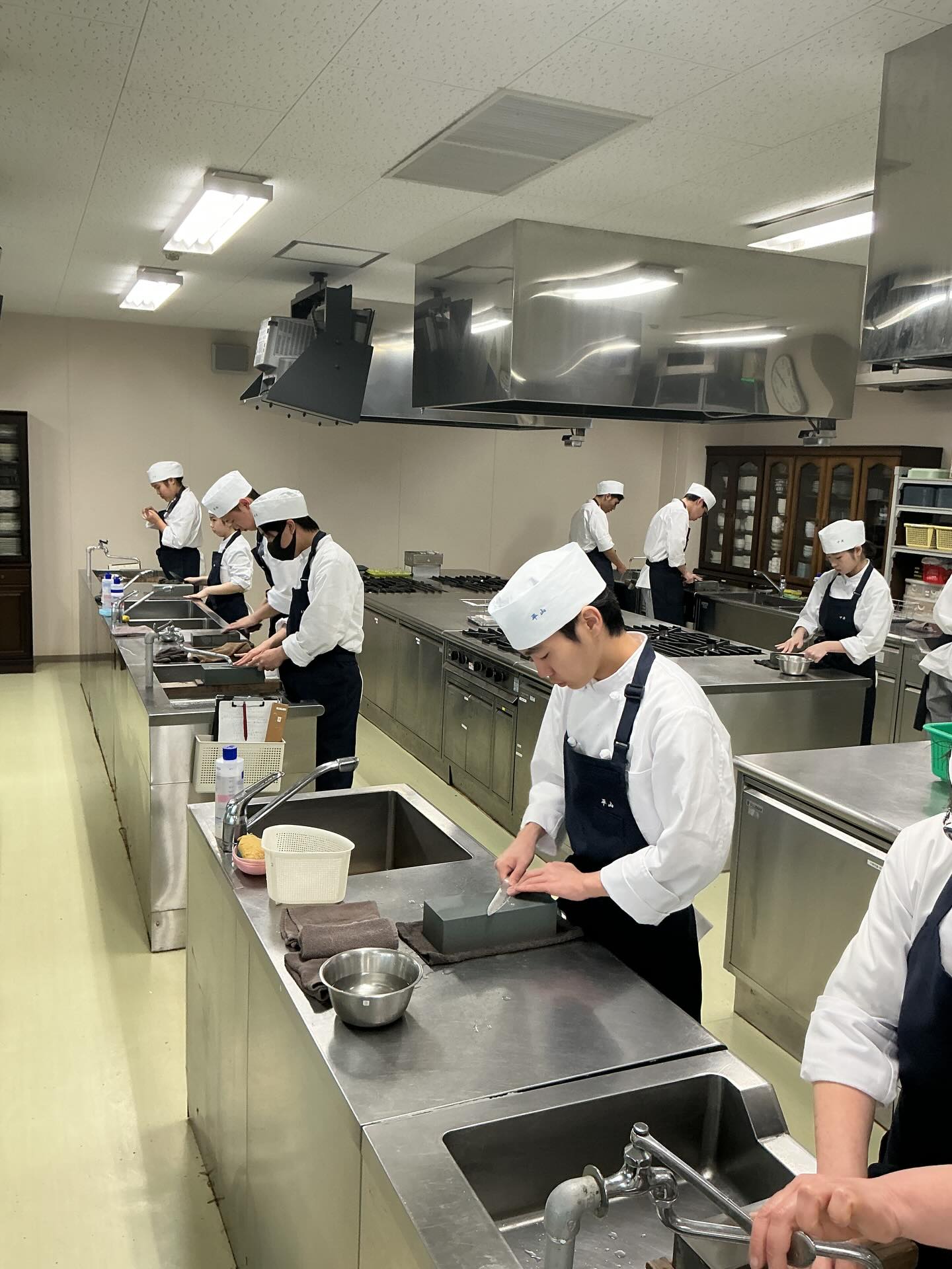 今日の一年生の実習はペティナイフの研ぎ方と試験課題のオムレツとキャベツの千切りを実演していただきました。
オムレツを焼くだけでも沢山のコツが詰まっており試験まで沢山練習しようと思います。