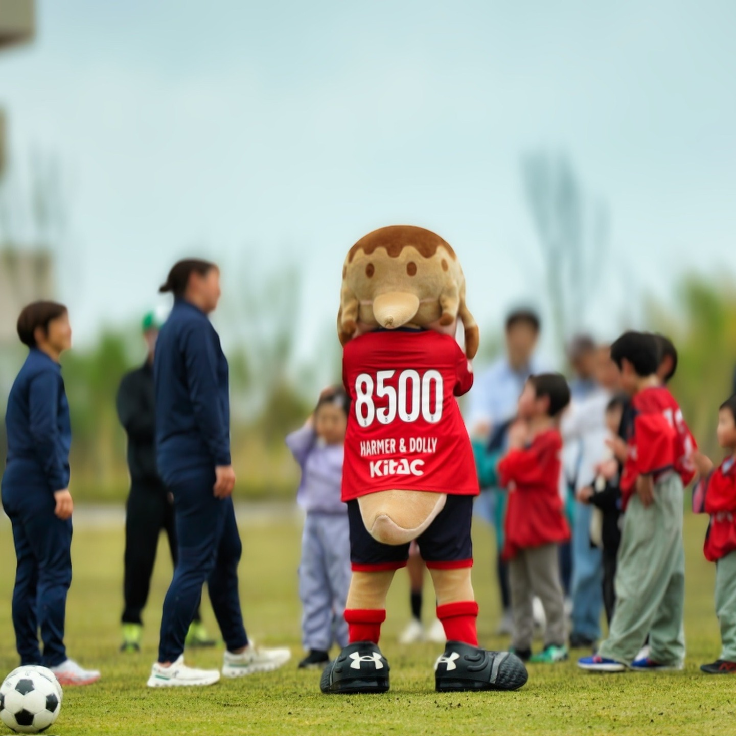「GWイベント in 双葉町産業交流センター」、大盛況のうちに終了いたしました!✨ ご来場いただいた皆様、本当にありがとうございました🙌 今年のGWは「ふたばの青空の下で思いっきり遊ぼう!」を合言葉に、笑顔あふれる最高の時間になりました! 大注目のサッカーエリアでは、福島を拠点に活動する女子サッカーチーム「FUKUSHIMA WWW.(フクシマウィーアー)」の選手たちと、いわきFCの「ハーマー&ドリー」が登場!⚽️🦖 選手の皆さんと一緒にボールを蹴ったり、記念の写真撮影会をしたりと、子どもたちのキラキラした笑顔がたくさん見られました📸✨ 「わくわく!手作り凧揚げ大会」では、自分で作ったオリジナルの凧がふたばの青空を元気よく舞い上がりました🪁 巨大な「ふあふあアトラクション」も子どもたちに大好評で、1日中元気な声が響き渡っていました🎈 たくさん遊んでお腹が空いたら「フードパーク」へ!🌭🍧色々な出店がズラリと並び、美味しいグルメなどを満喫していただけたかと思います。 一緒にイベントを盛り上げてくださった皆様、本当にお疲れ様でした&ありがとうございました! また双葉町産業交流センターでお会いできるのを楽しみにしています😊✨ #双葉町産業交流センター #FUKUSHIMAWWW #手作り凧揚げ #ふあふあ #ハーマー&ドリー