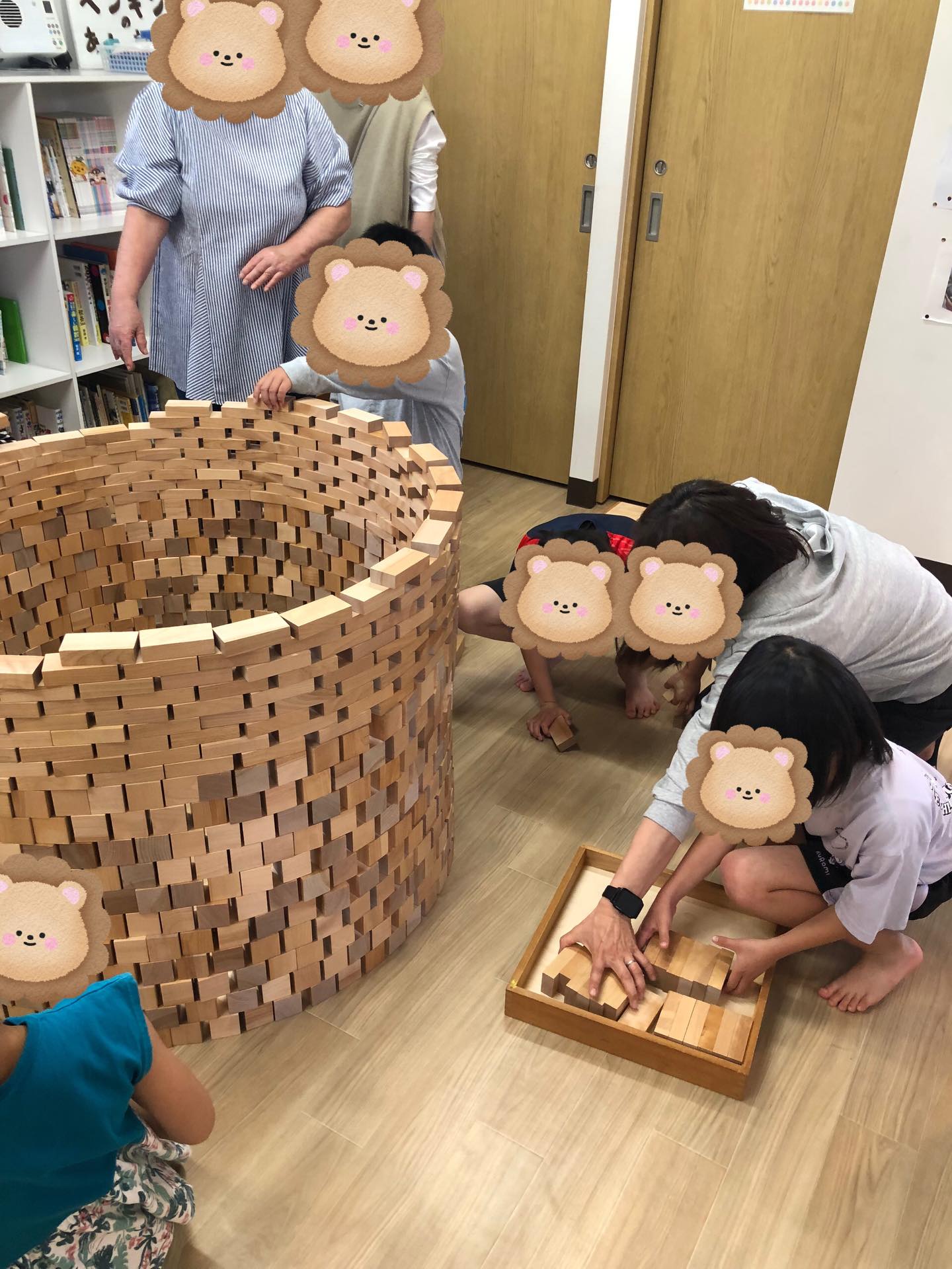 〜積み木の日イベント〜
つみきの日の午後の部の様子です!
円筒タワーを作りその中にみんなで入ってみました!!
自分よりも大きな積み木のトンネルにみんな大興奮!
お友達と一緒にはいってみたり、外から覗いて見たりしながらたのしんでいました✨
崩した後もまた新しいつみきの作品を作っていて、想像力豊かに楽しむことができました!!
#放課後デイサービス
#ペンギンのあしあと
#童具館
#つみきあそび