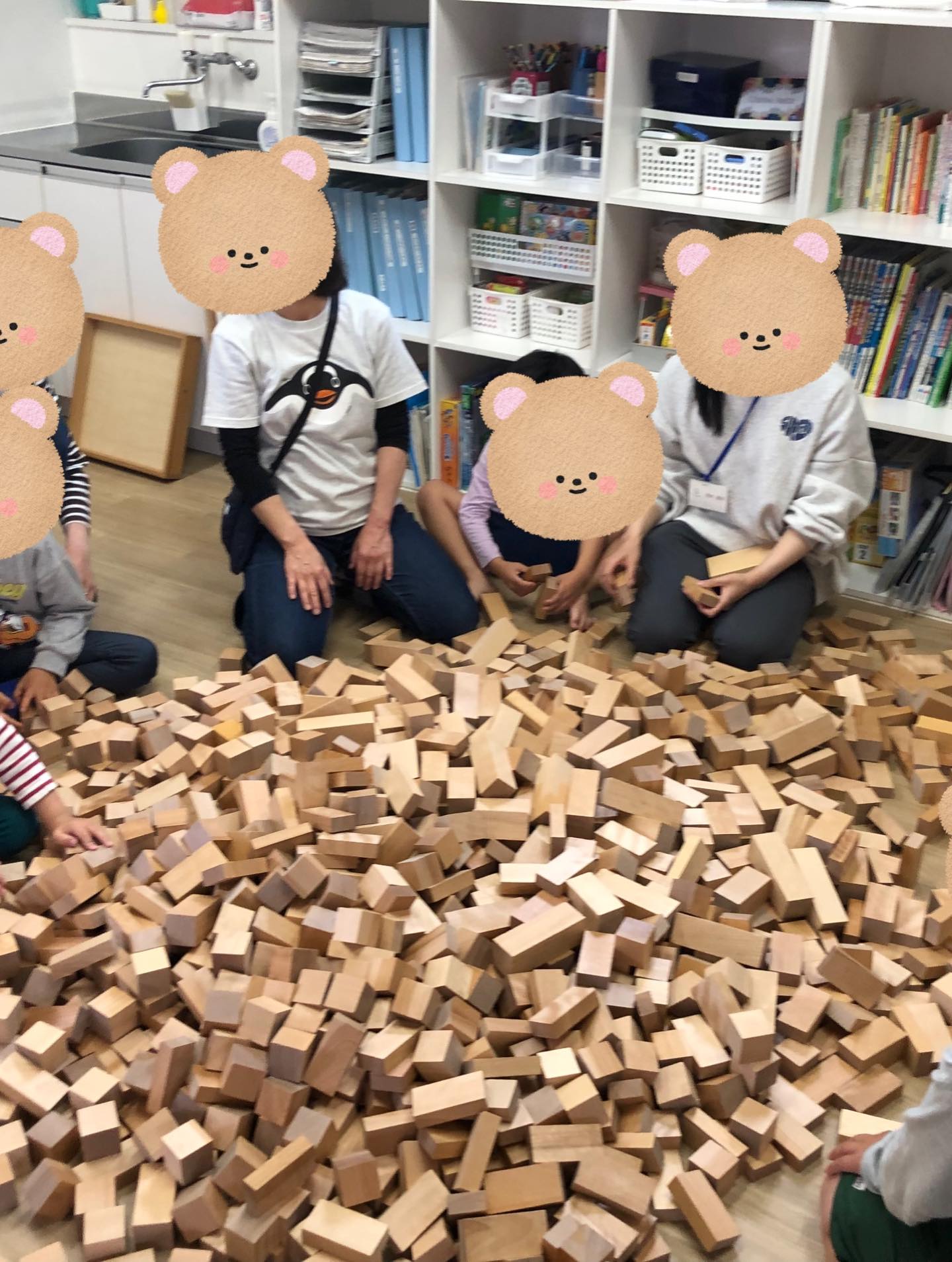 〜積み木の日イベント〜
つみきの日の午後の部の様子です!
円筒タワーを作りその中にみんなで入ってみました!!
自分よりも大きな積み木のトンネルにみんな大興奮!
お友達と一緒にはいってみたり、外から覗いて見たりしながらたのしんでいました✨
崩した後もまた新しいつみきの作品を作っていて、想像力豊かに楽しむことができました!!
#放課後デイサービス
#ペンギンのあしあと
#童具館
#つみきあそび