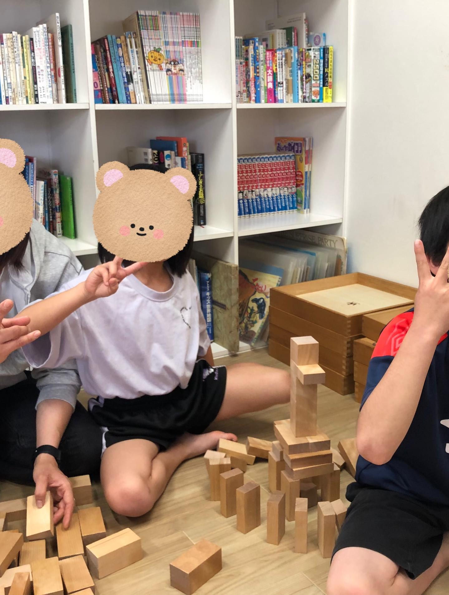 〜積み木の日イベント〜
つみきの日の午後の部の様子です!
円筒タワーを作りその中にみんなで入ってみました!!
自分よりも大きな積み木のトンネルにみんな大興奮!
お友達と一緒にはいってみたり、外から覗いて見たりしながらたのしんでいました✨
崩した後もまた新しいつみきの作品を作っていて、想像力豊かに楽しむことができました!!
#放課後デイサービス
#ペンギンのあしあと
#童具館
#つみきあそび