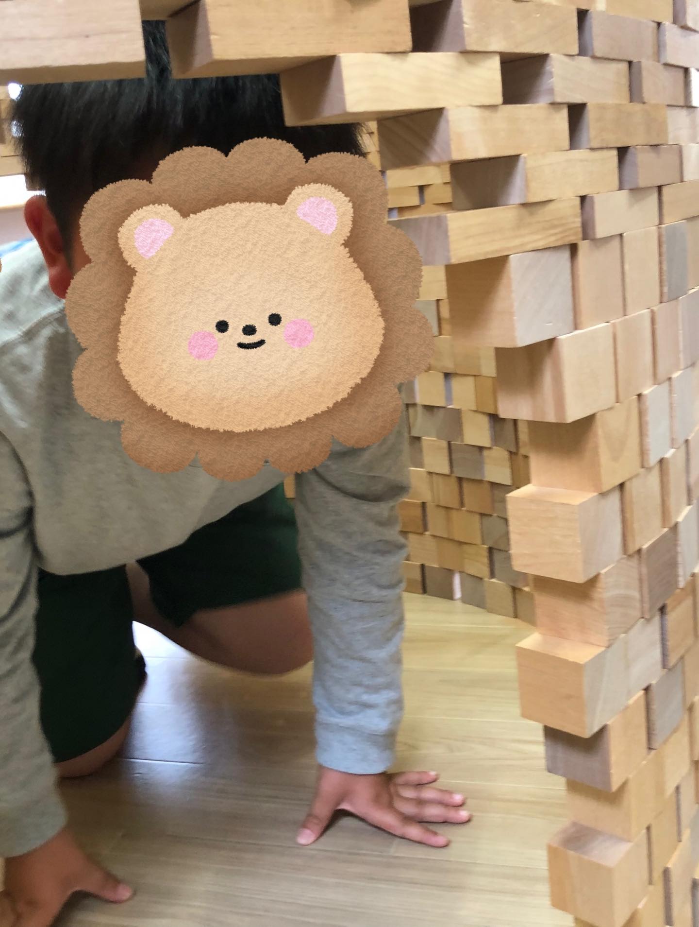 〜積み木の日イベント〜
つみきの日の午後の部の様子です!
円筒タワーを作りその中にみんなで入ってみました!!
自分よりも大きな積み木のトンネルにみんな大興奮!
お友達と一緒にはいってみたり、外から覗いて見たりしながらたのしんでいました✨
崩した後もまた新しいつみきの作品を作っていて、想像力豊かに楽しむことができました!!
#放課後デイサービス
#ペンギンのあしあと
#童具館
#つみきあそび