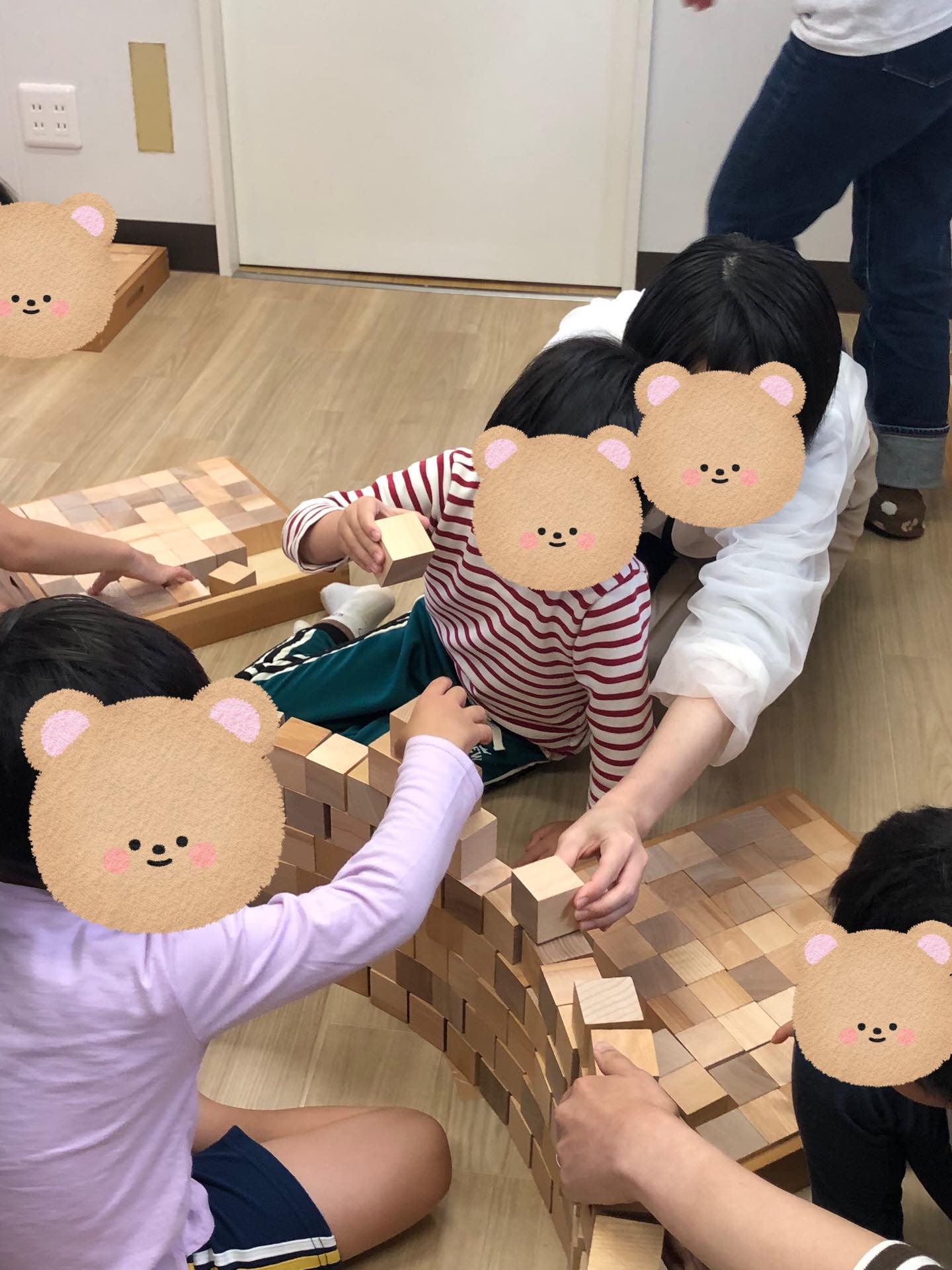 〜積み木の日イベント〜
つみきの日の午後の部の様子です!
円筒タワーを作りその中にみんなで入ってみました!!
自分よりも大きな積み木のトンネルにみんな大興奮!
お友達と一緒にはいってみたり、外から覗いて見たりしながらたのしんでいました✨
崩した後もまた新しいつみきの作品を作っていて、想像力豊かに楽しむことができました!!
#放課後デイサービス
#ペンギンのあしあと
#童具館
#つみきあそび