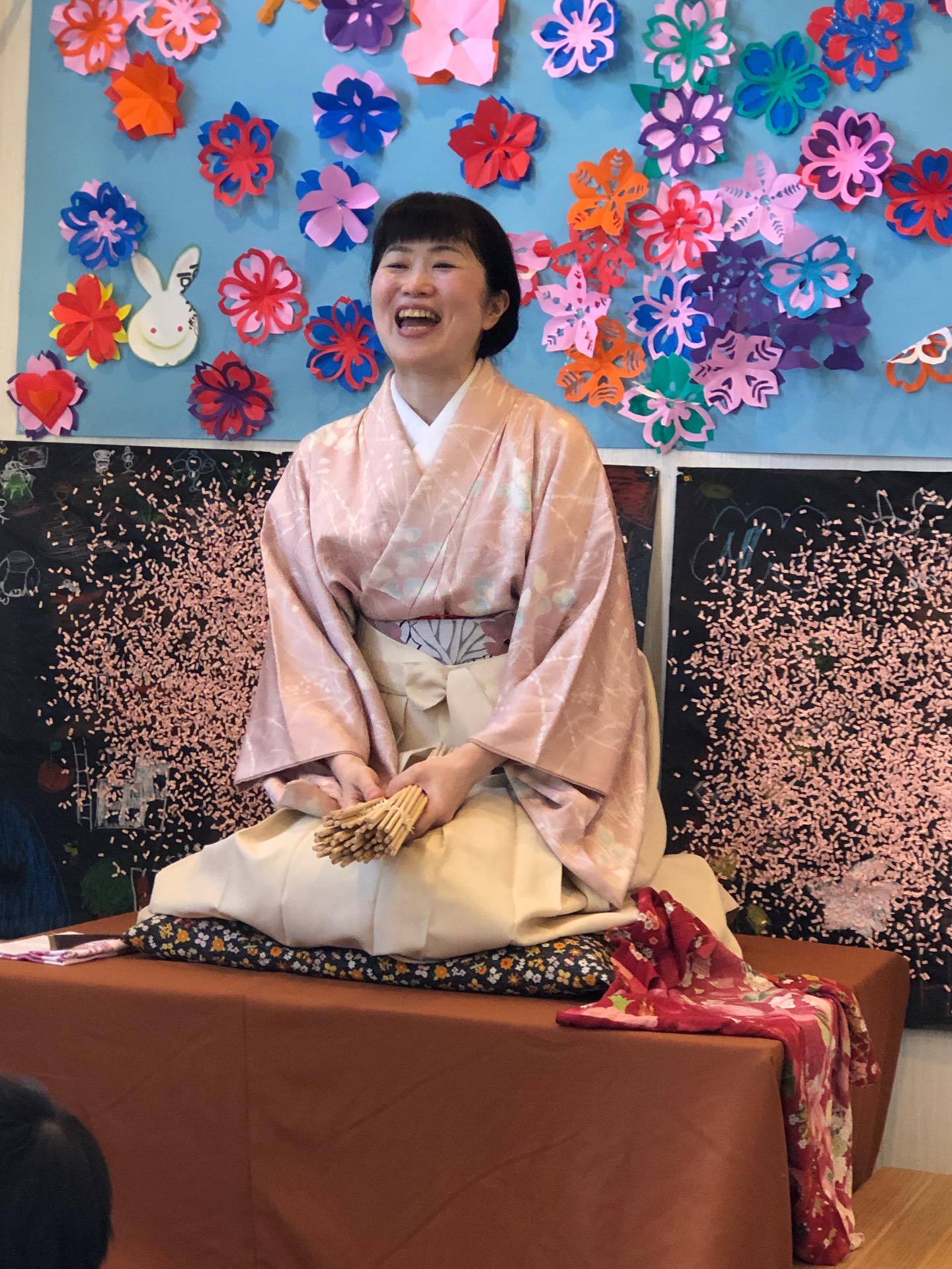 3月に来てくださった落語家さんのご紹介です。
「桂 しん華 さん」
とても元気に楽しく子ども達と関わってくれました。
楽しい時間をありがとうございました。
#ぺんぎんのあしあと
#放課後等デイサービス
#落語