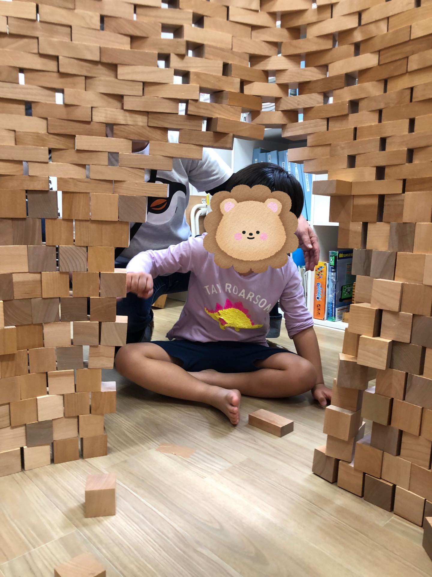 〜積み木の日イベント〜
つみきの日の午後の部の様子です!
円筒タワーを作りその中にみんなで入ってみました!!
自分よりも大きな積み木のトンネルにみんな大興奮!
お友達と一緒にはいってみたり、外から覗いて見たりしながらたのしんでいました✨
崩した後もまた新しいつみきの作品を作っていて、想像力豊かに楽しむことができました!!
#放課後デイサービス
#ペンギンのあしあと
#童具館
#つみきあそび