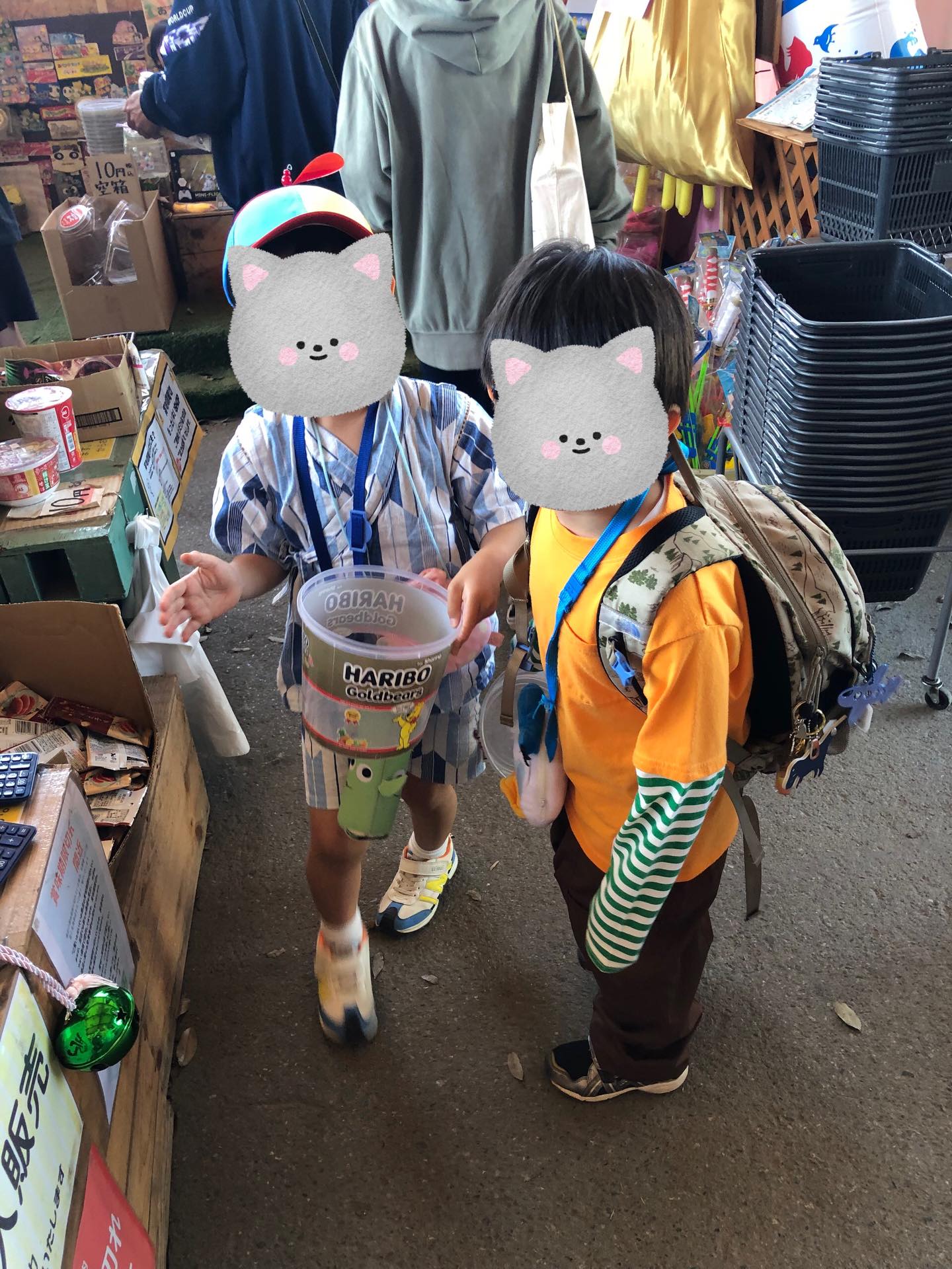 〜お買い物・こいのぼりイベント〜
祝日イベントで、駄菓子屋さんにお買い物に行き、みんなでこいのぼりを見てきました!!
とても良い天気で、こいのぼりもパタパタと空を泳いでいてとても綺麗ですね!!
#ペンギンのあしあと
#祝日イベント
#放課後デイサービス