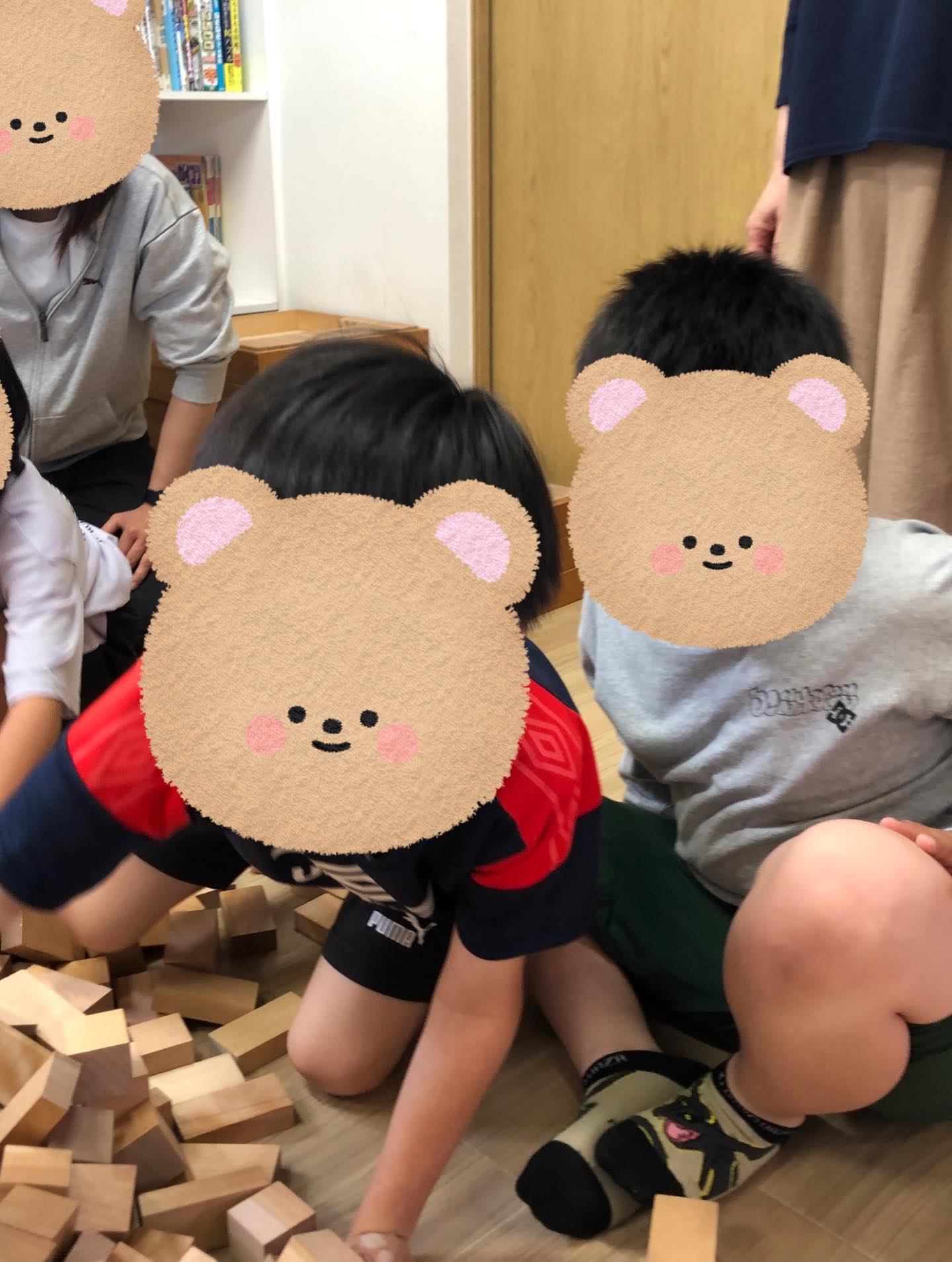 〜積み木の日イベント〜
つみきの日の午後の部の様子です!
円筒タワーを作りその中にみんなで入ってみました!!
自分よりも大きな積み木のトンネルにみんな大興奮!
お友達と一緒にはいってみたり、外から覗いて見たりしながらたのしんでいました✨
崩した後もまた新しいつみきの作品を作っていて、想像力豊かに楽しむことができました!!
#放課後デイサービス
#ペンギンのあしあと
#童具館
#つみきあそび
