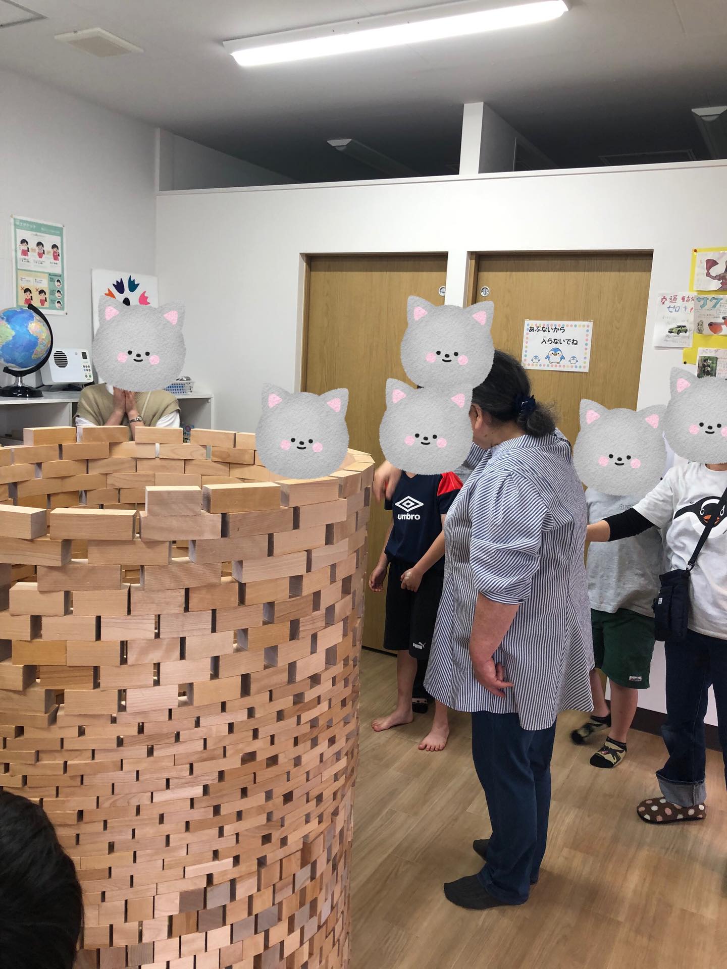 〜積み木の日イベント〜
つみきの日の午後の部の様子です!
円筒タワーを作りその中にみんなで入ってみました!!
自分よりも大きな積み木のトンネルにみんな大興奮!
お友達と一緒にはいってみたり、外から覗いて見たりしながらたのしんでいました✨
崩した後もまた新しいつみきの作品を作っていて、想像力豊かに楽しむことができました!!
#放課後デイサービス
#ペンギンのあしあと
#童具館
#つみきあそび