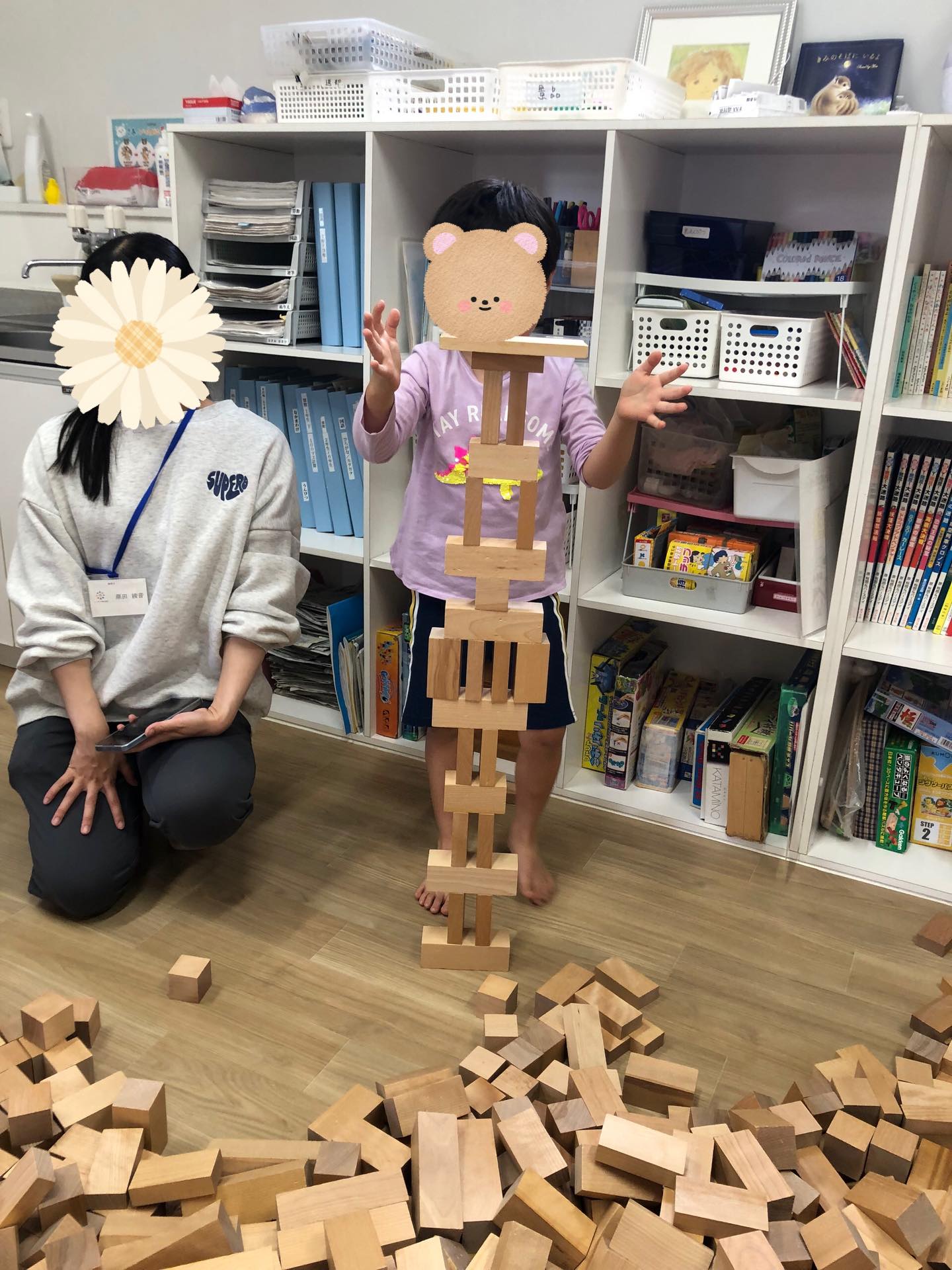 〜積み木の日イベント〜
つみきの日の午後の部の様子です!
円筒タワーを作りその中にみんなで入ってみました!!
自分よりも大きな積み木のトンネルにみんな大興奮!
お友達と一緒にはいってみたり、外から覗いて見たりしながらたのしんでいました✨
崩した後もまた新しいつみきの作品を作っていて、想像力豊かに楽しむことができました!!
#放課後デイサービス
#ペンギンのあしあと
#童具館
#つみきあそび