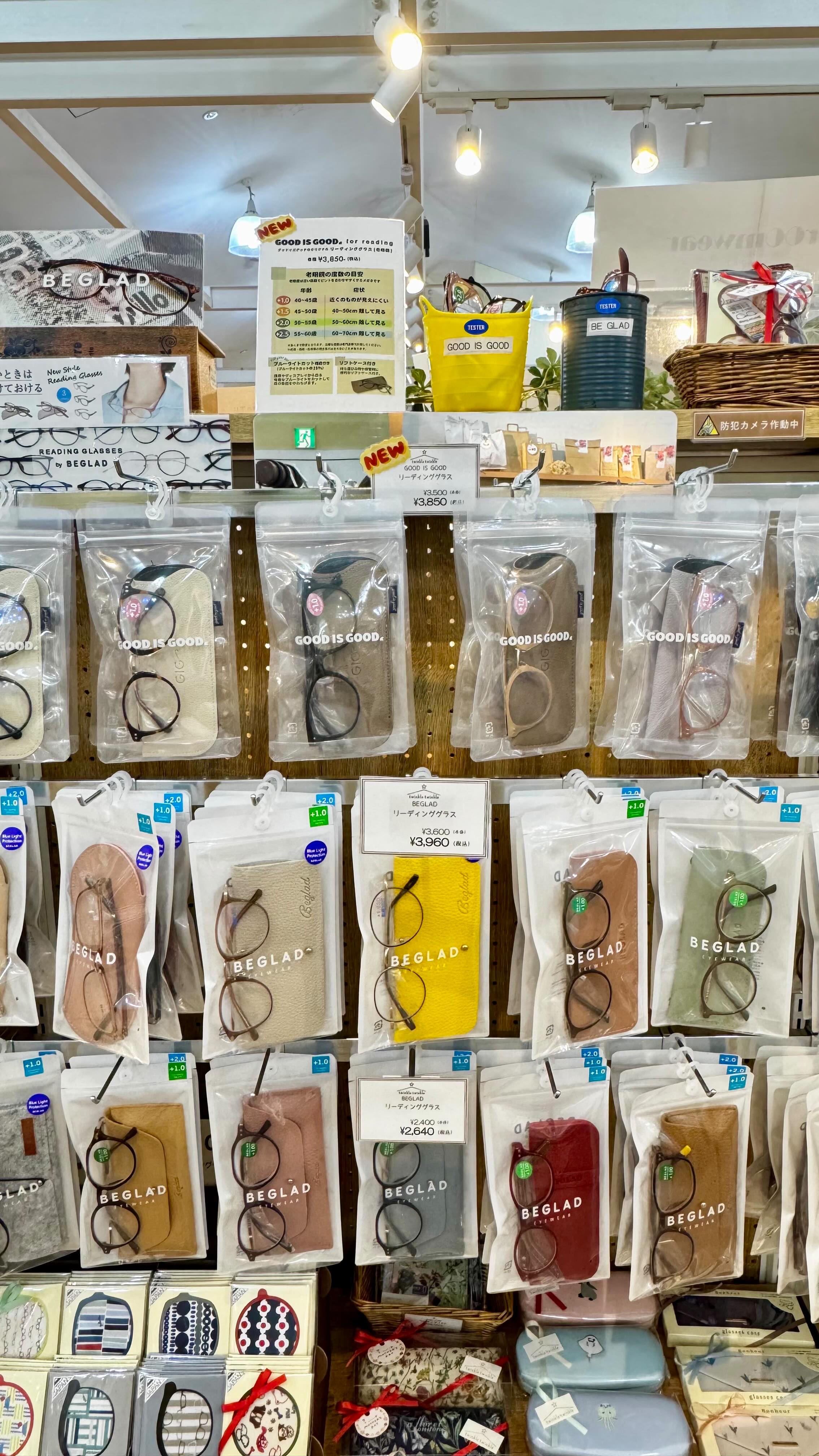 *
オシャレなケース付きのリーディンググラスに新しいフレームが登場し、種類豊富に再入荷いたしました👓🙌✨
✔︎︎︎︎老眼鏡に見えないおしゃれデザイン
✔︎︎